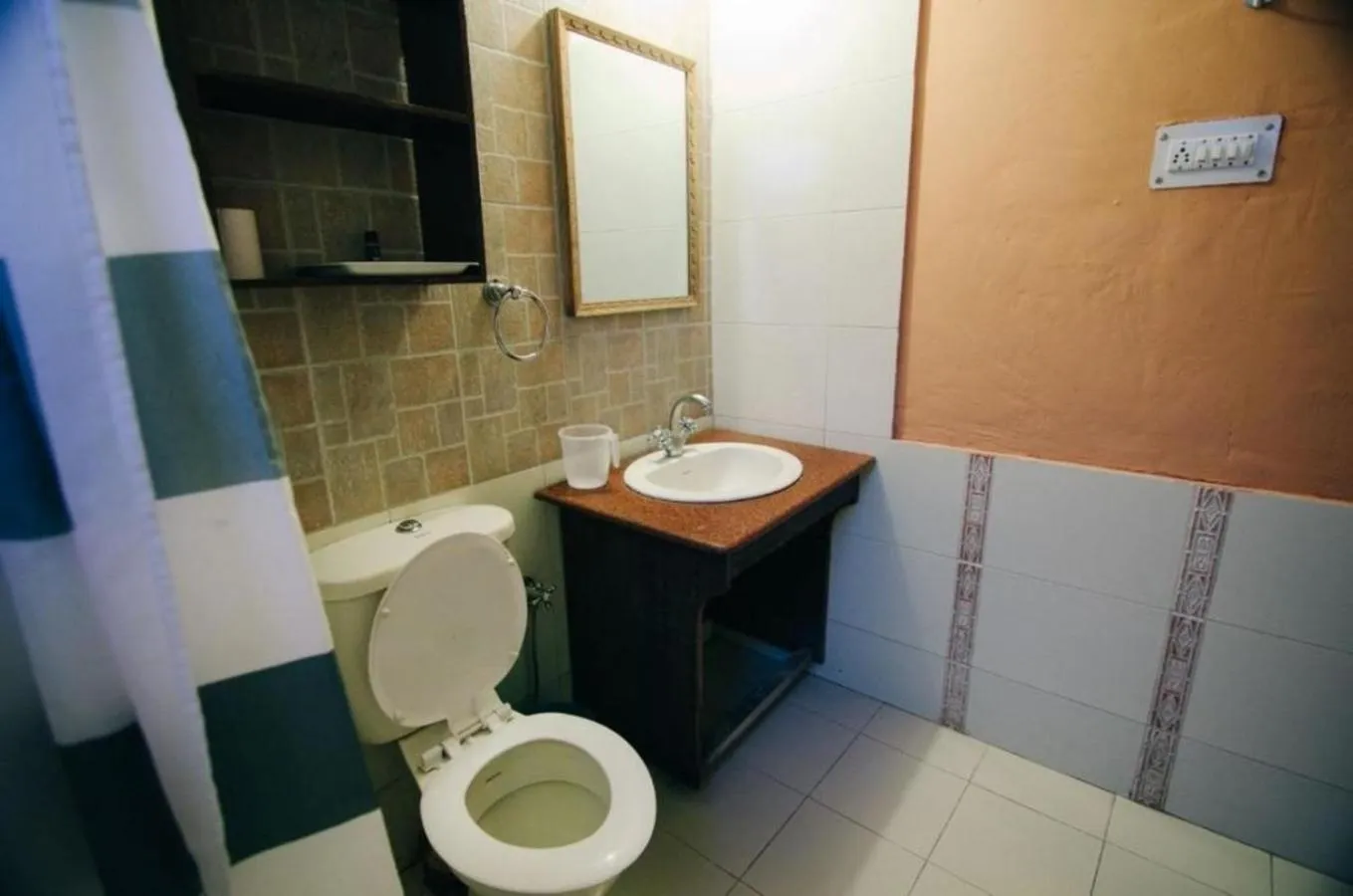 Bathroom in The Hive Cottage By Royal Collection Hotels