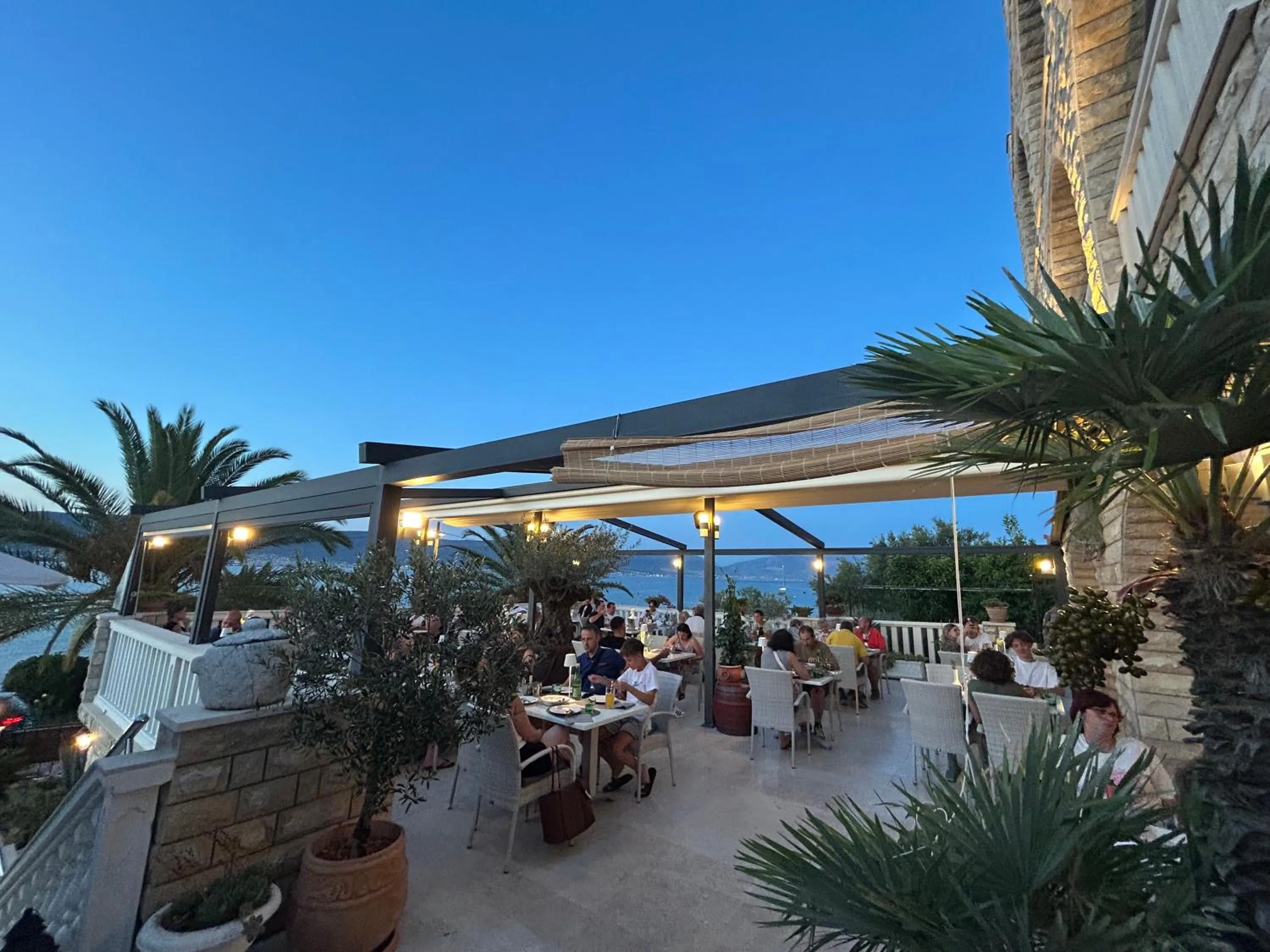 Restaurant/places to eat in Hotel Vila Tina