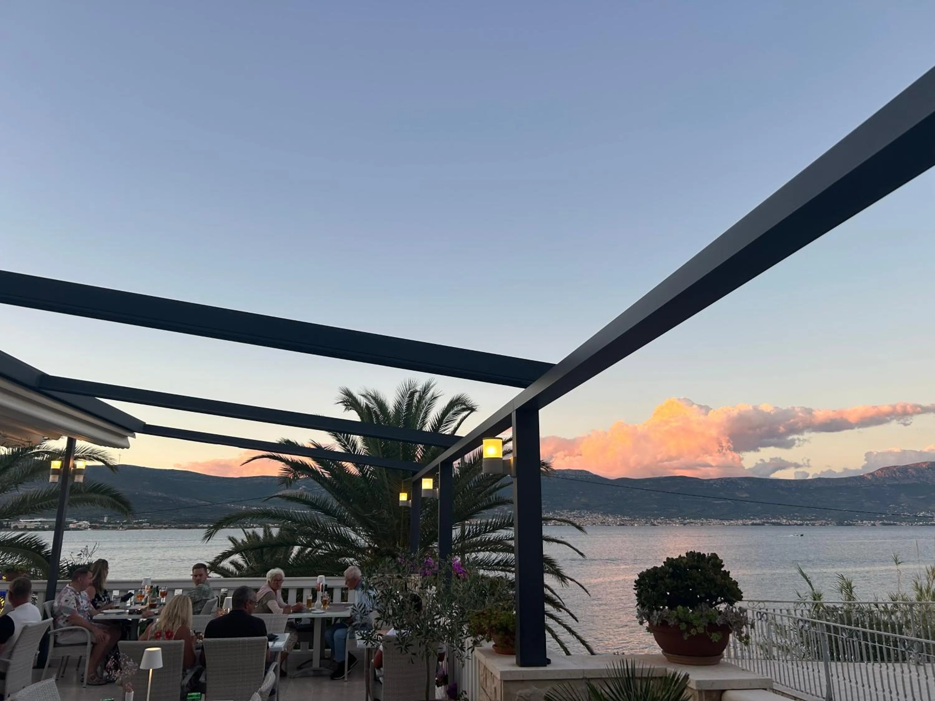 Restaurant/places to eat in Hotel Vila Tina