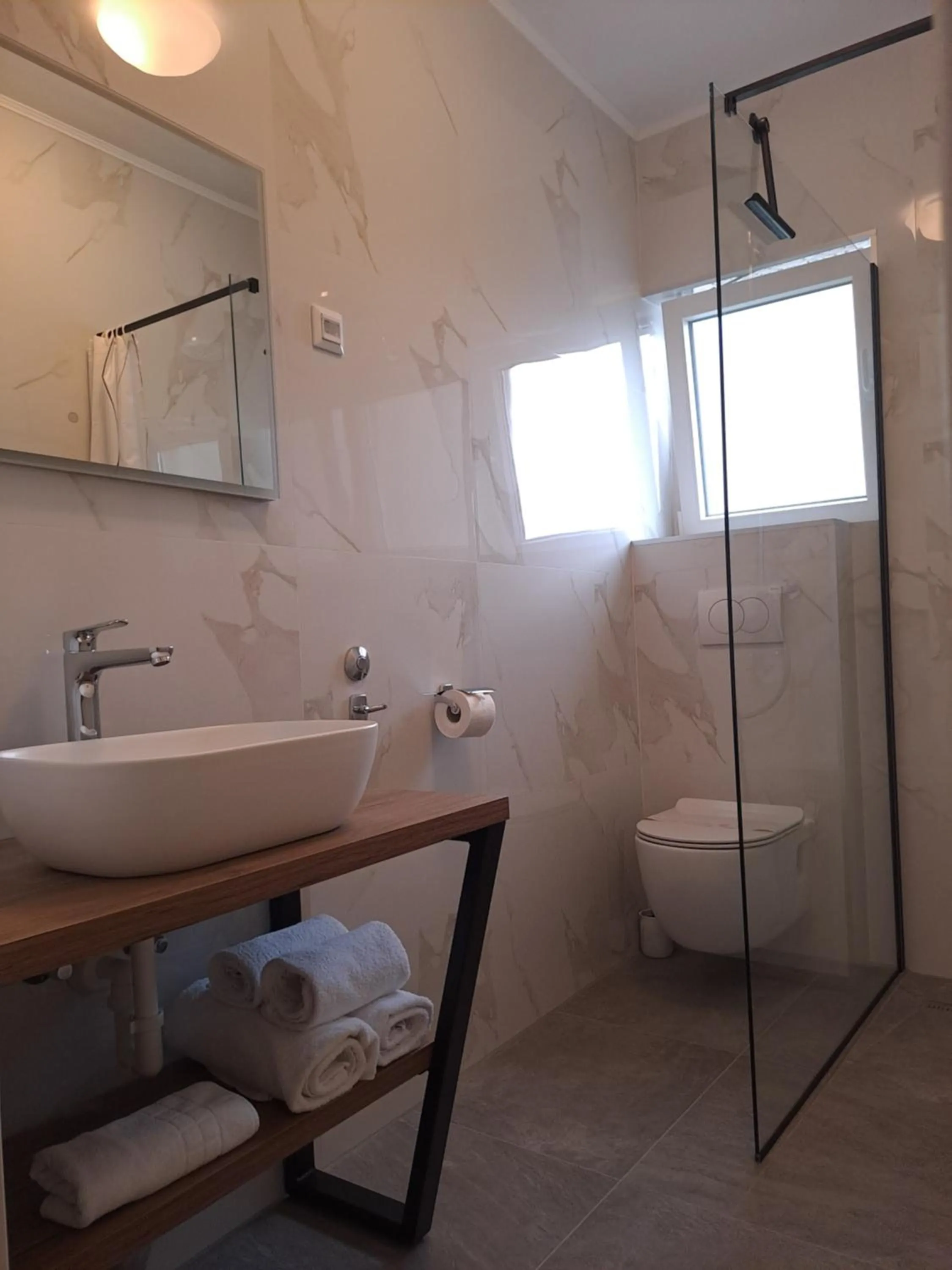 Shower in Hotel Vila Tina