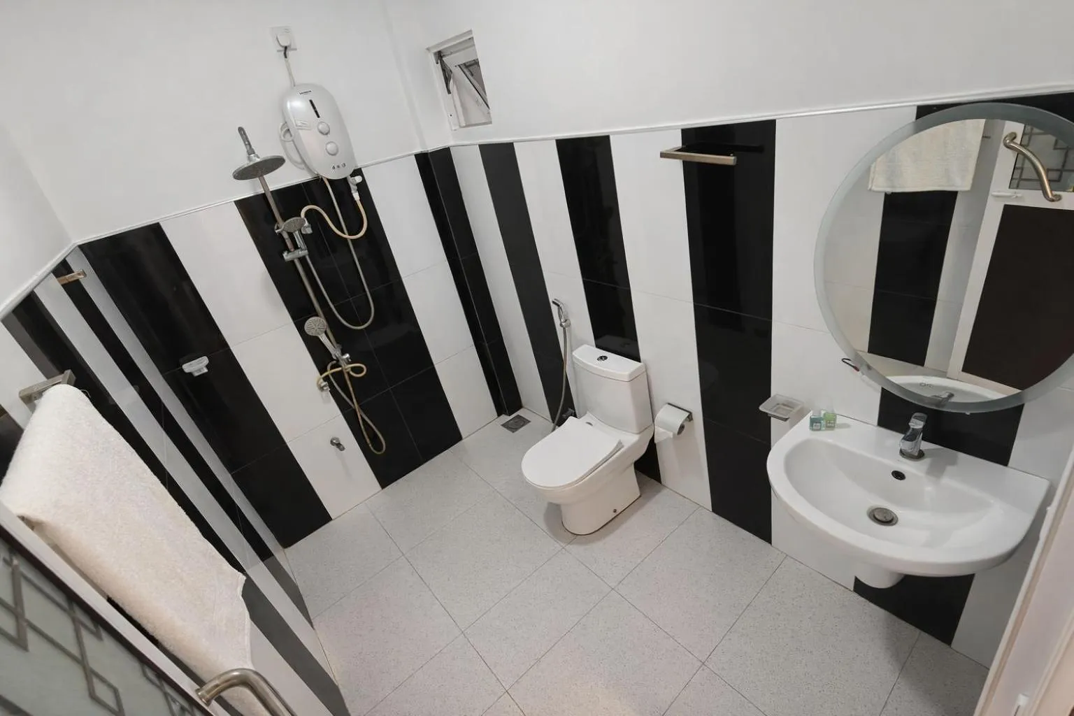 Bathroom in Dinuda Lagoon Hotel