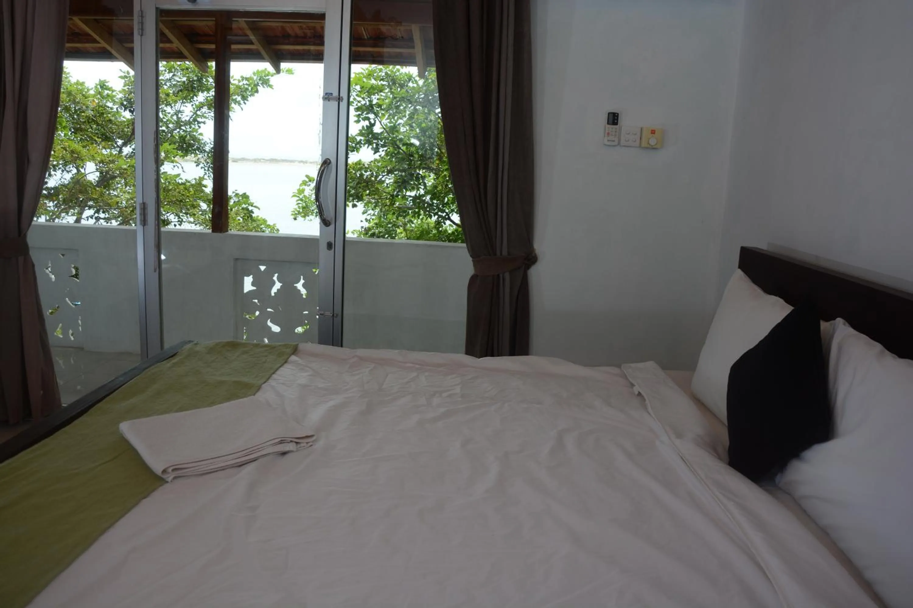 Bed in Dinuda Lagoon Hotel