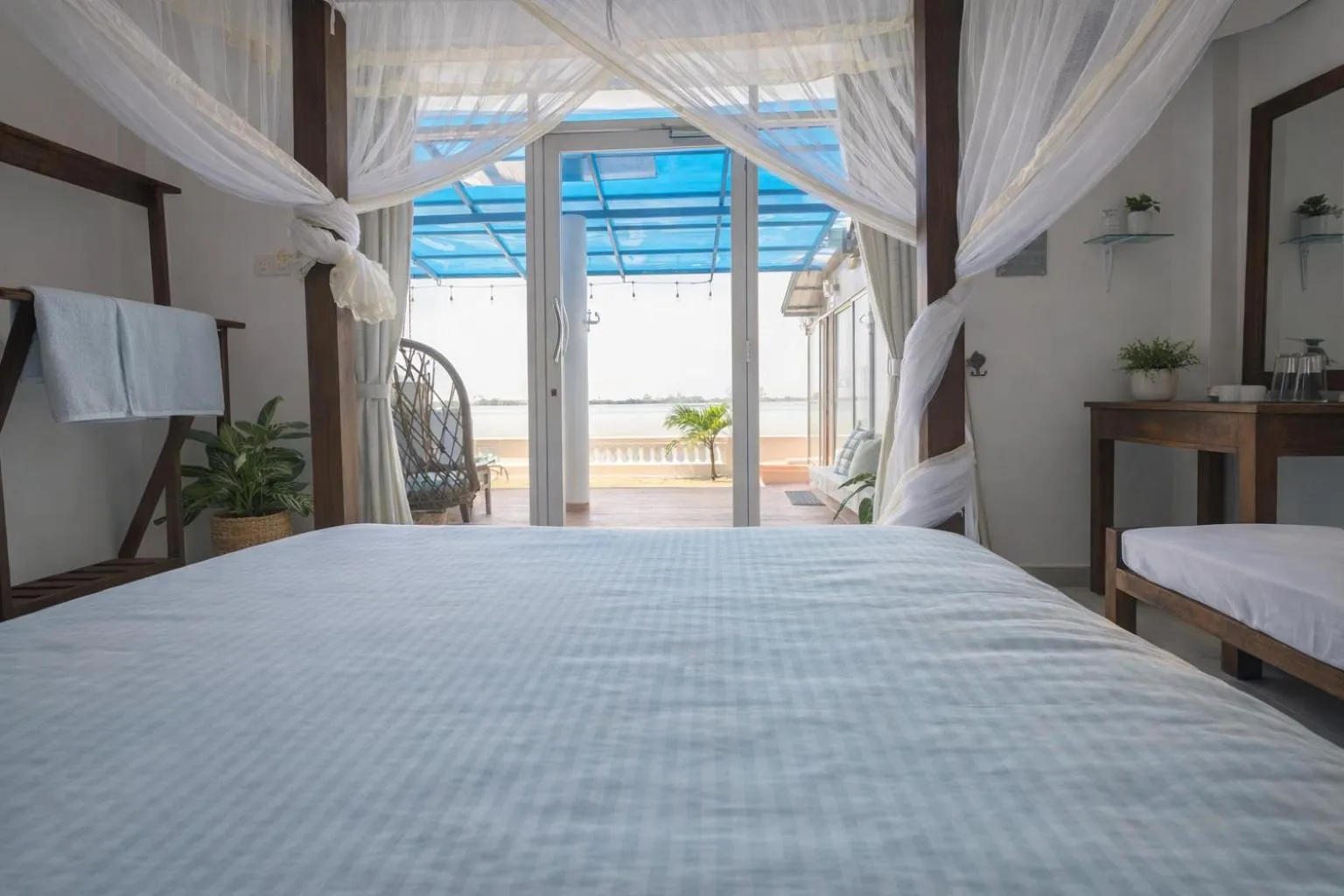 View (from property/room), Bed in Dinuda Lagoon Hotel