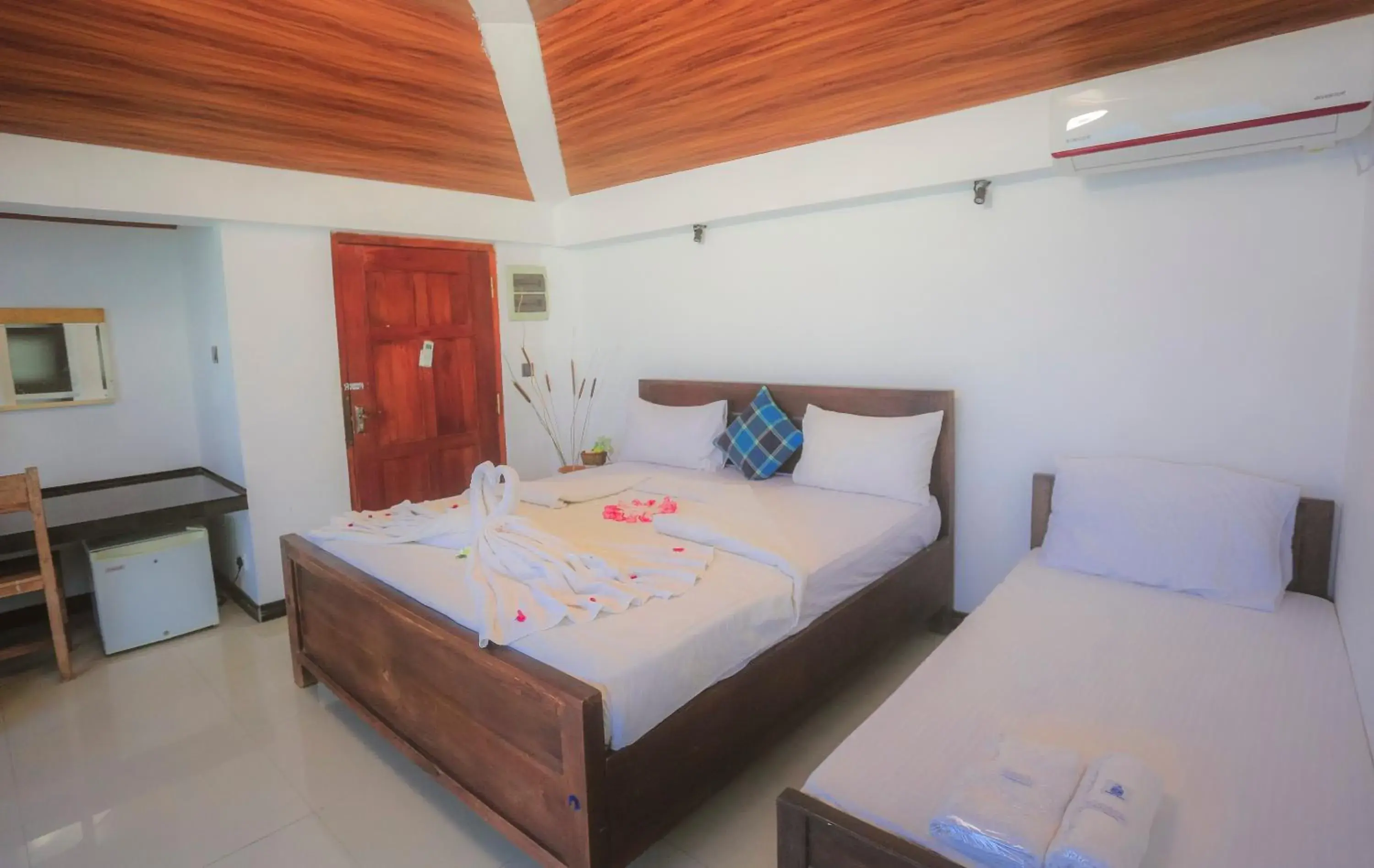 Deluxe Double Room with Balcony and Sea View in Dinuda Resort Deluxe Double Room with Balcony and Sea View in Dinuda Resort