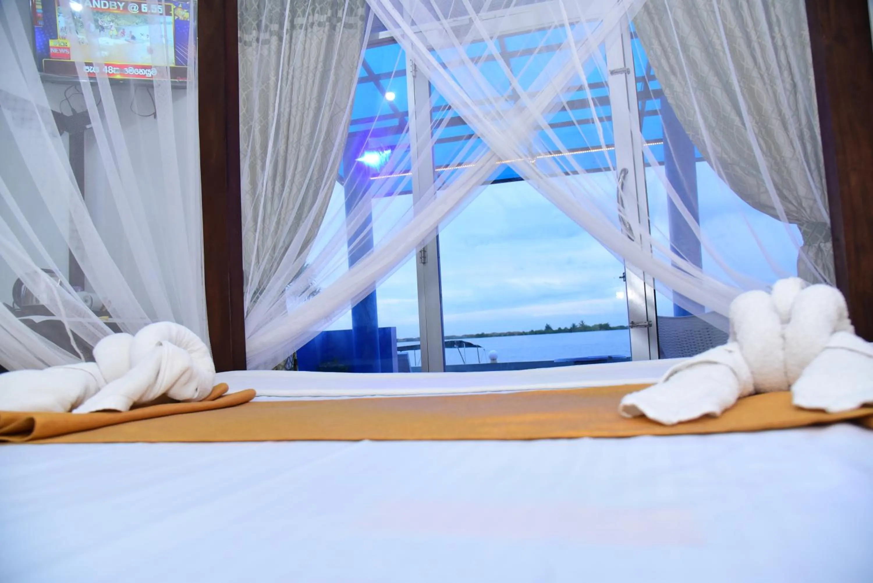 Bedroom, Bed in Dinuda Lagoon Hotel