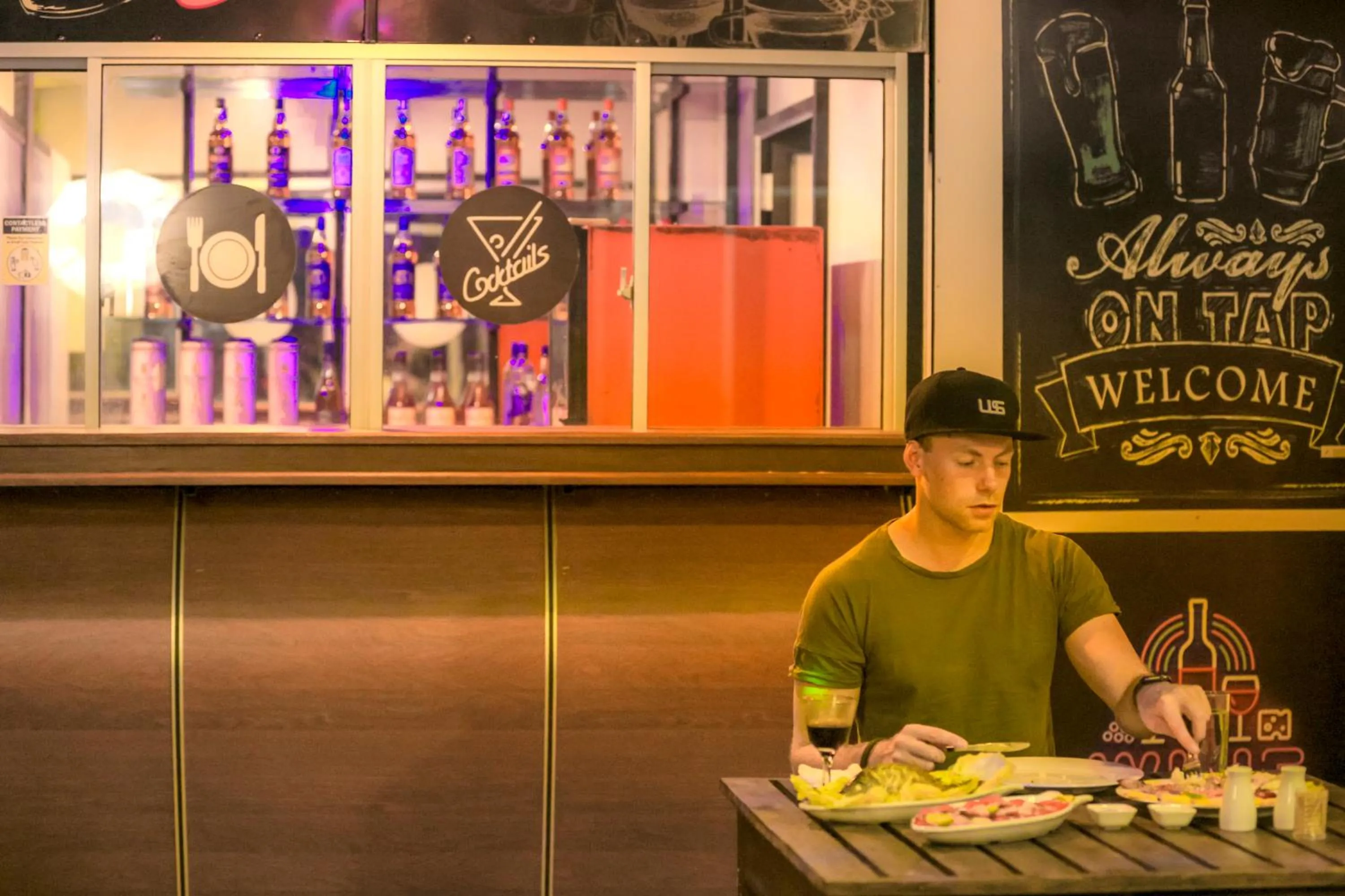 Lounge or bar in Dinuda Lagoon Hotel