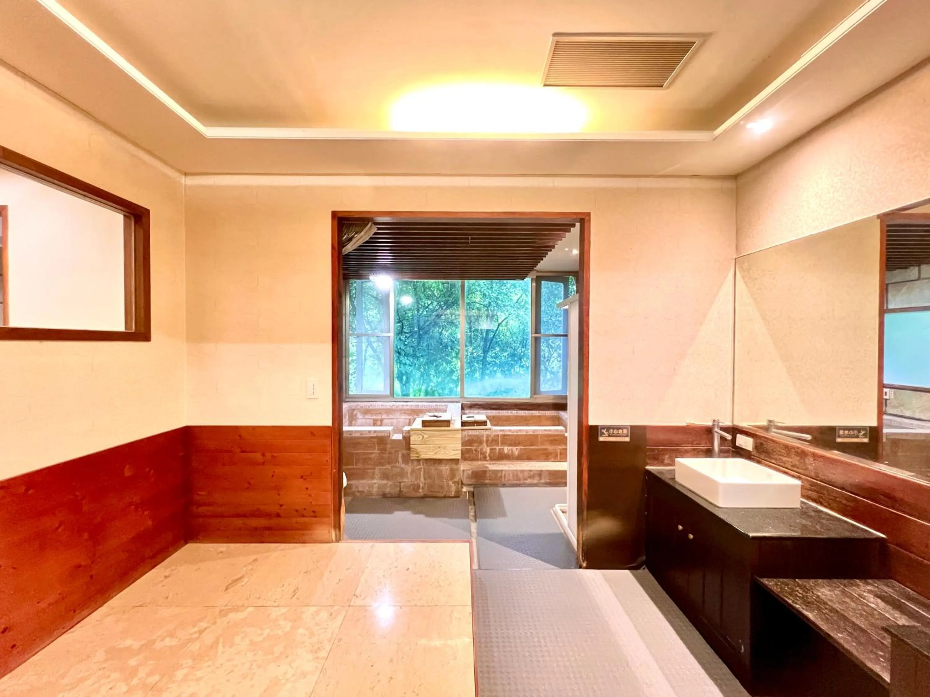 Open Air Bath, Bed in Wulai SungLyu Hot Spring Resort