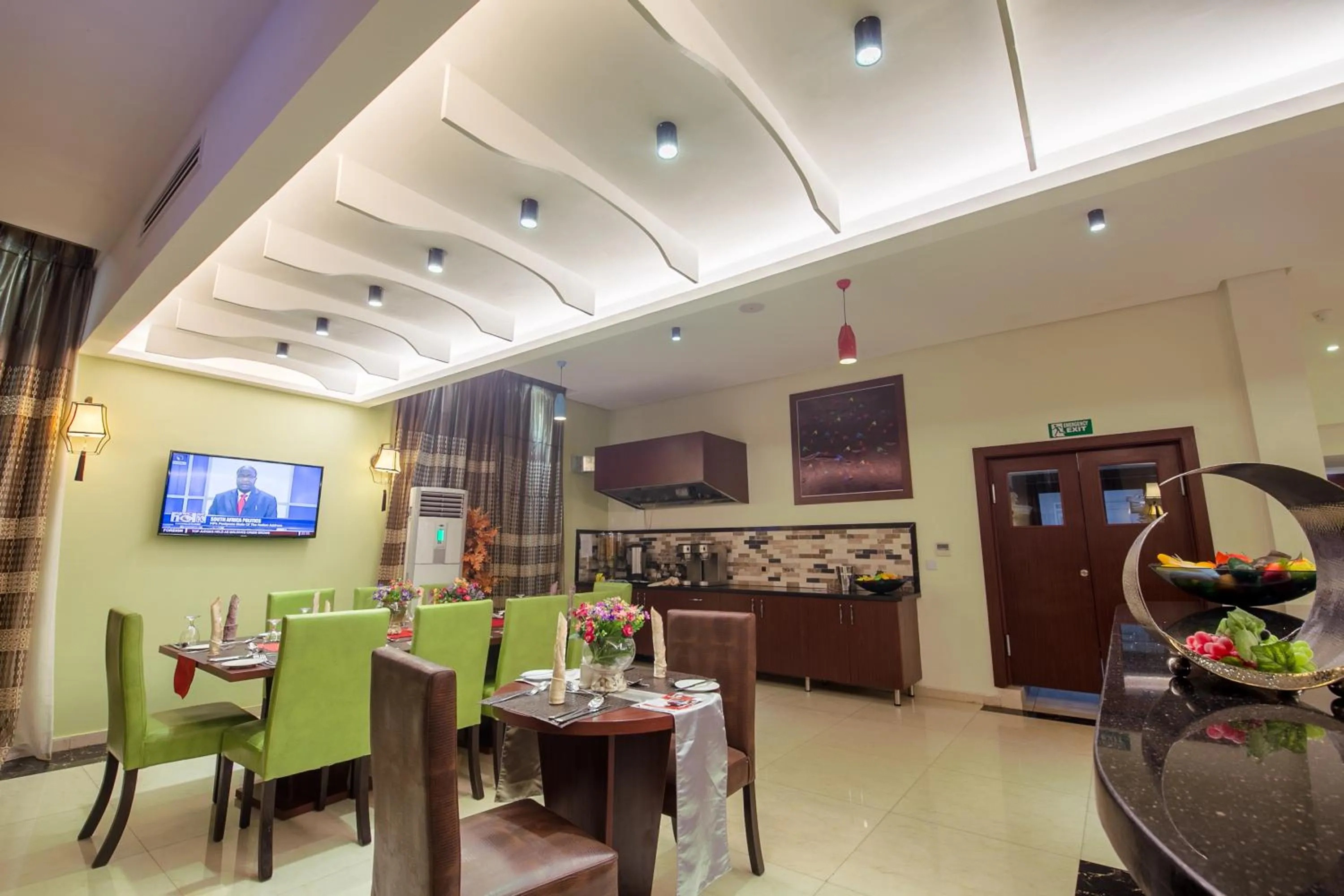 Restaurant/places to eat in Grand Pela Hotel & Suites