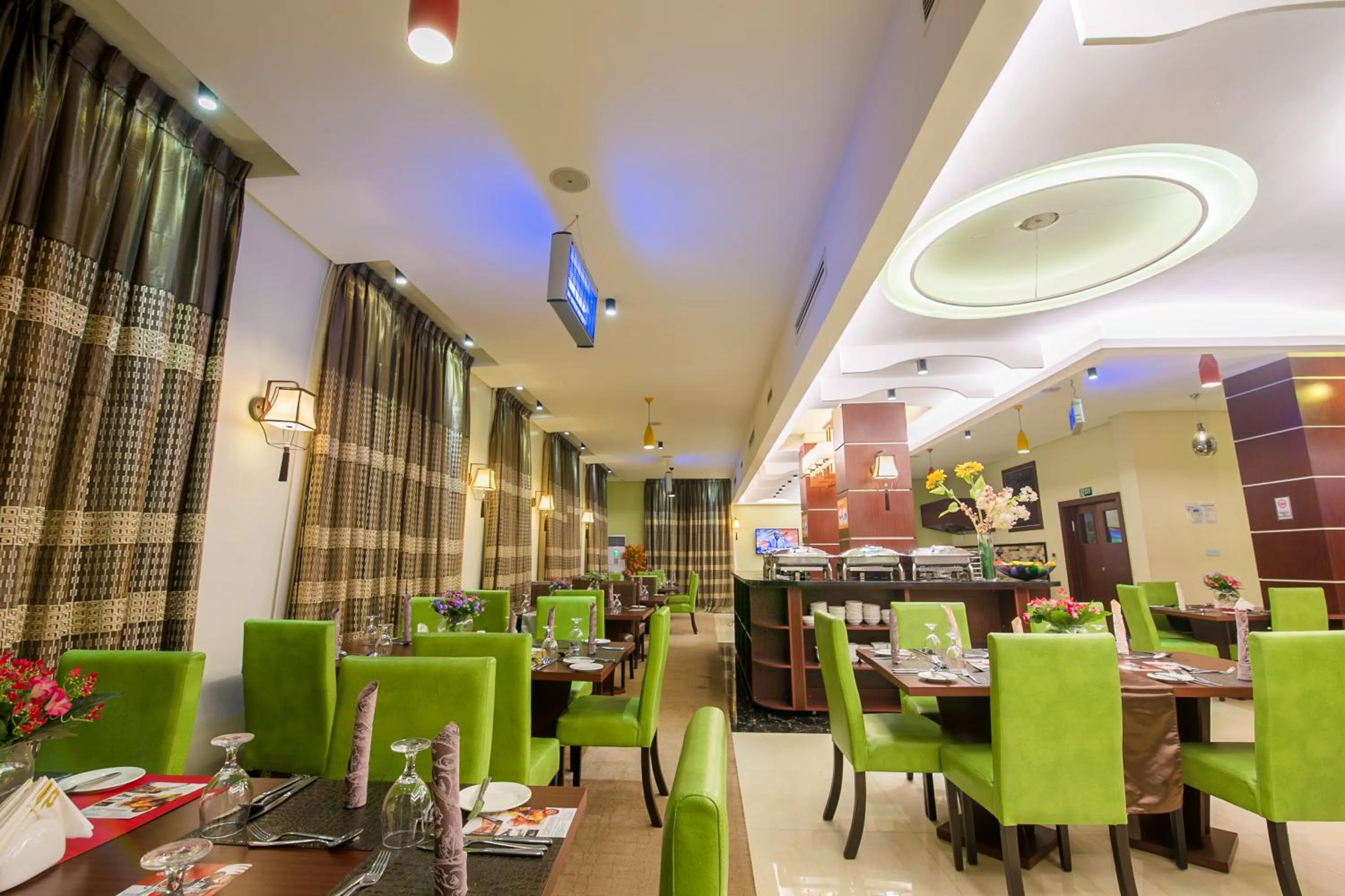 Restaurant/places to eat in Grand Pela Hotel & Suites