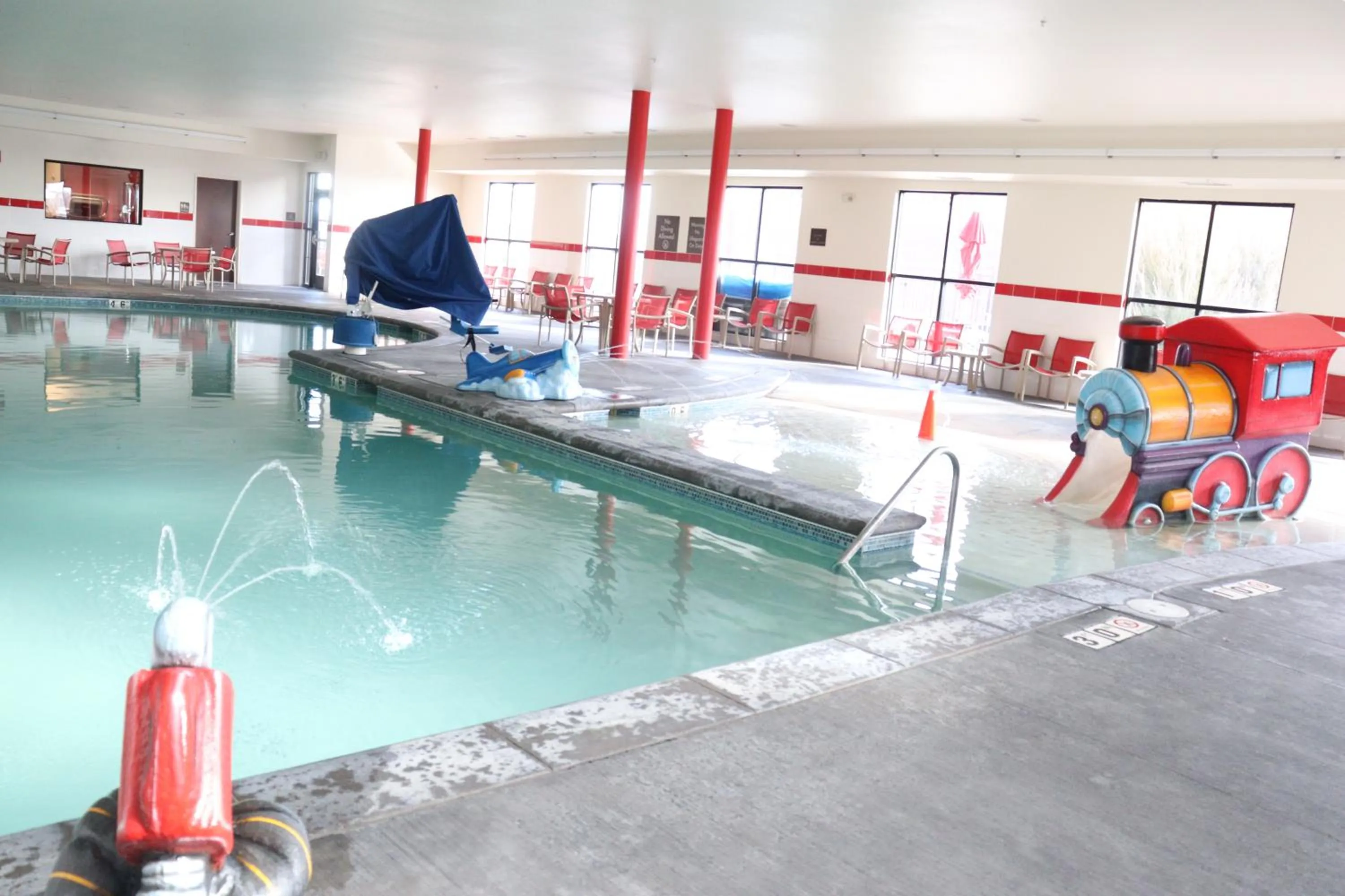 Swimming pool in Comfort Suites Loveland