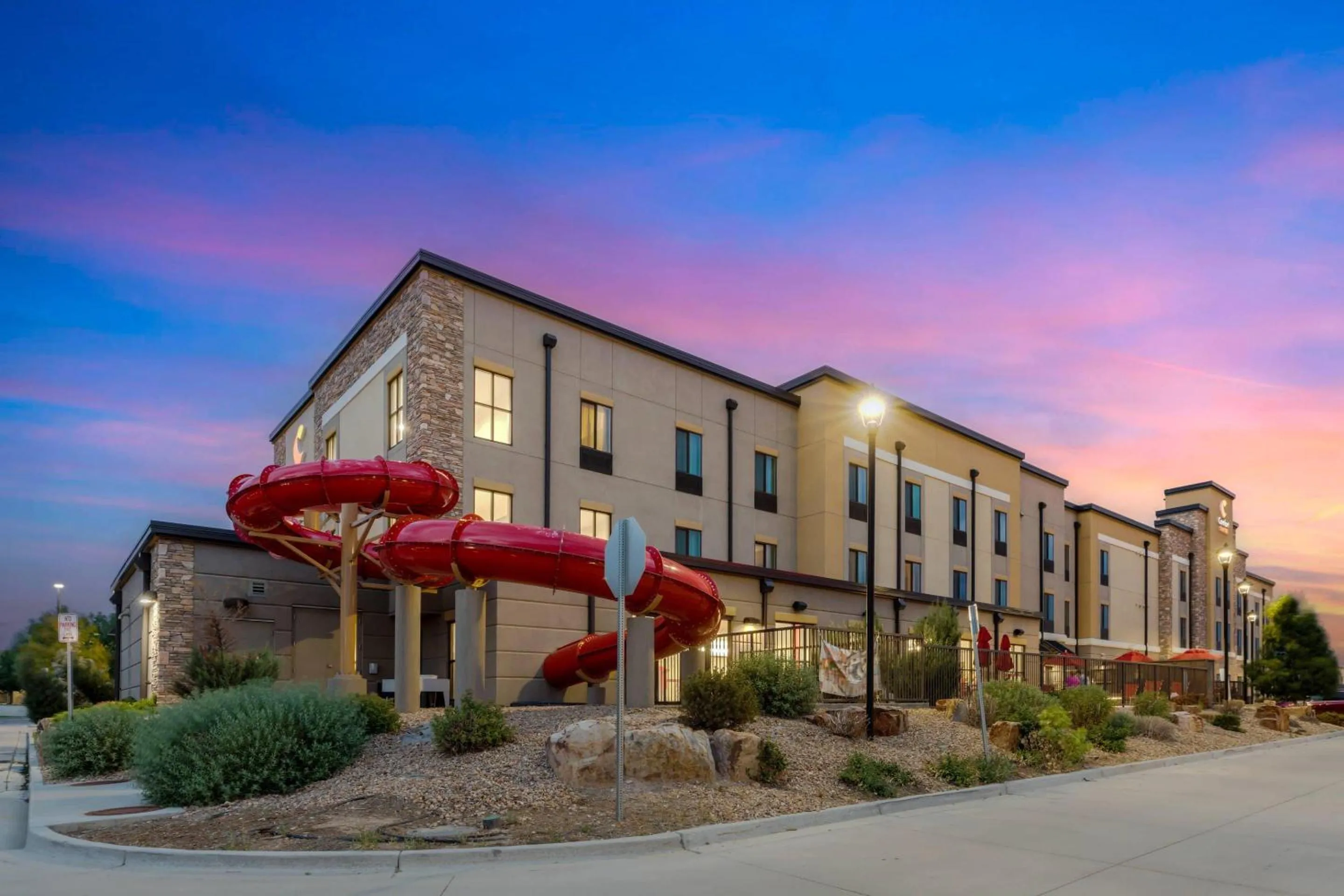 Swimming pool in Comfort Suites Loveland