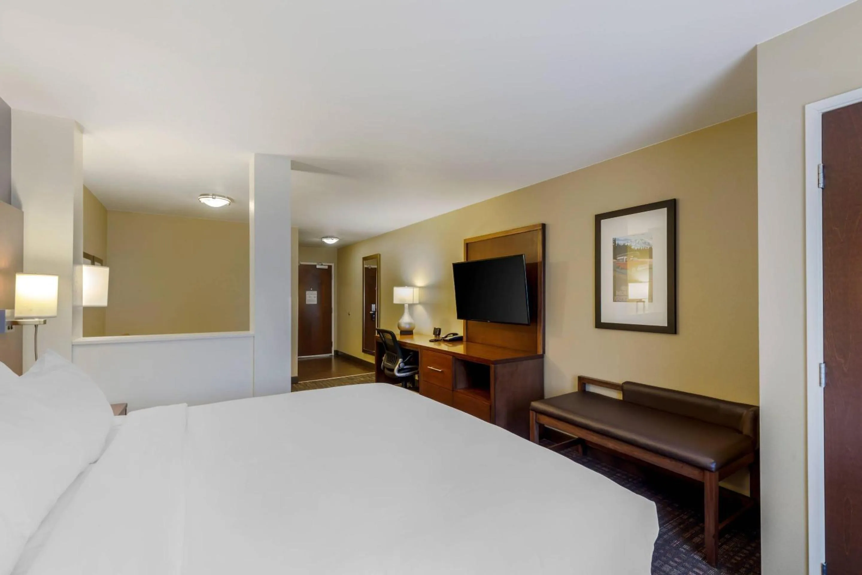 Bedroom, Bed in Comfort Suites Loveland