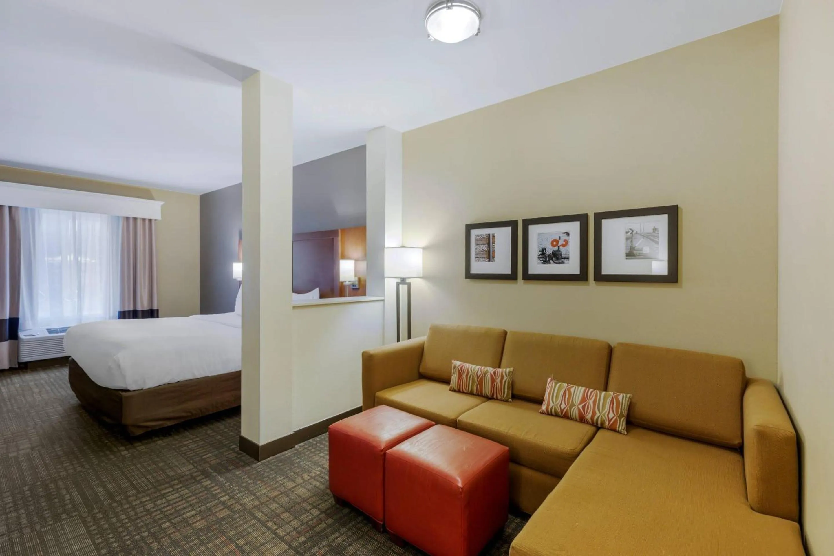 Bedroom, Bed in Comfort Suites Loveland
