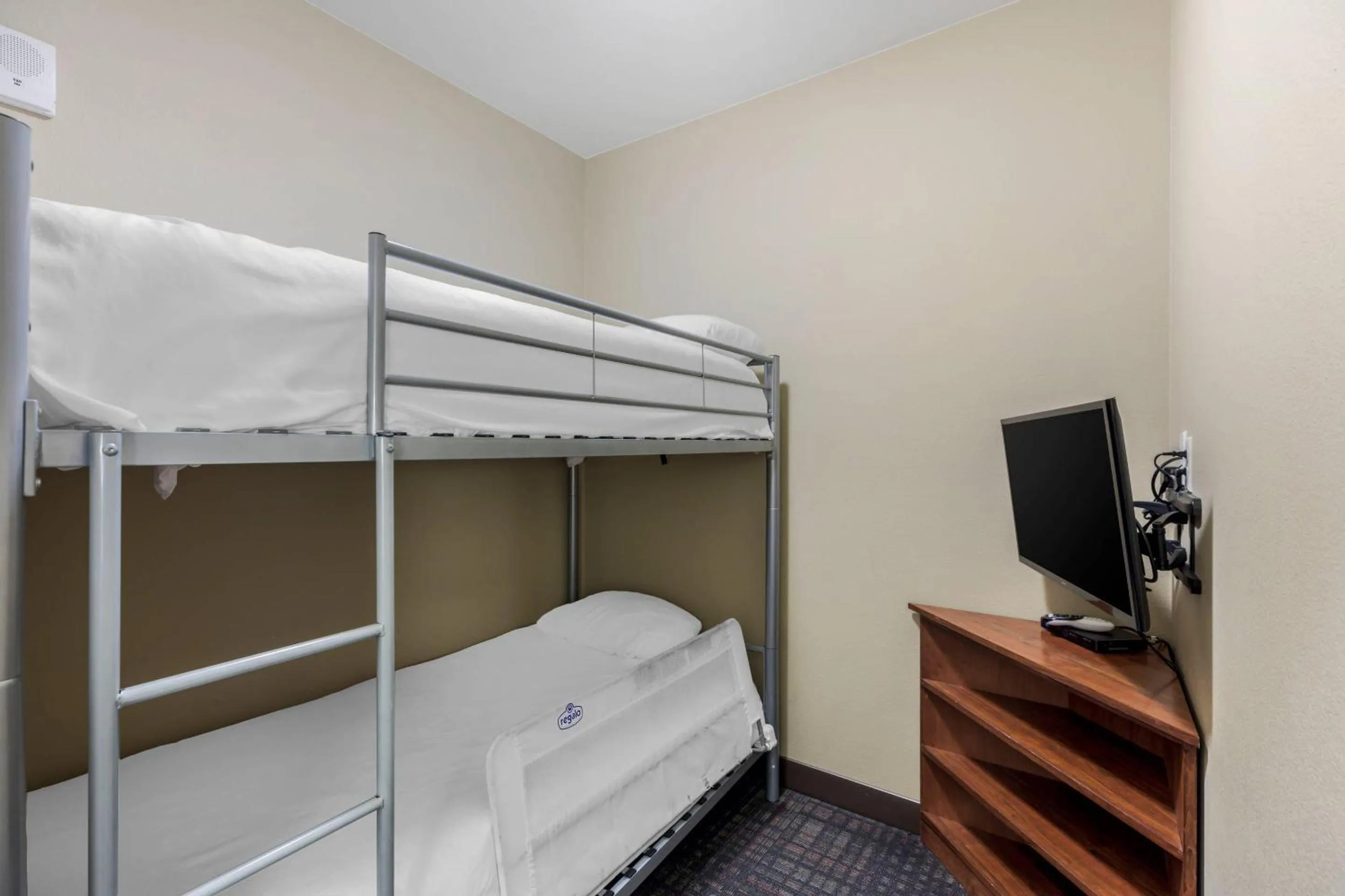 Bedroom, Bed in Comfort Suites Loveland