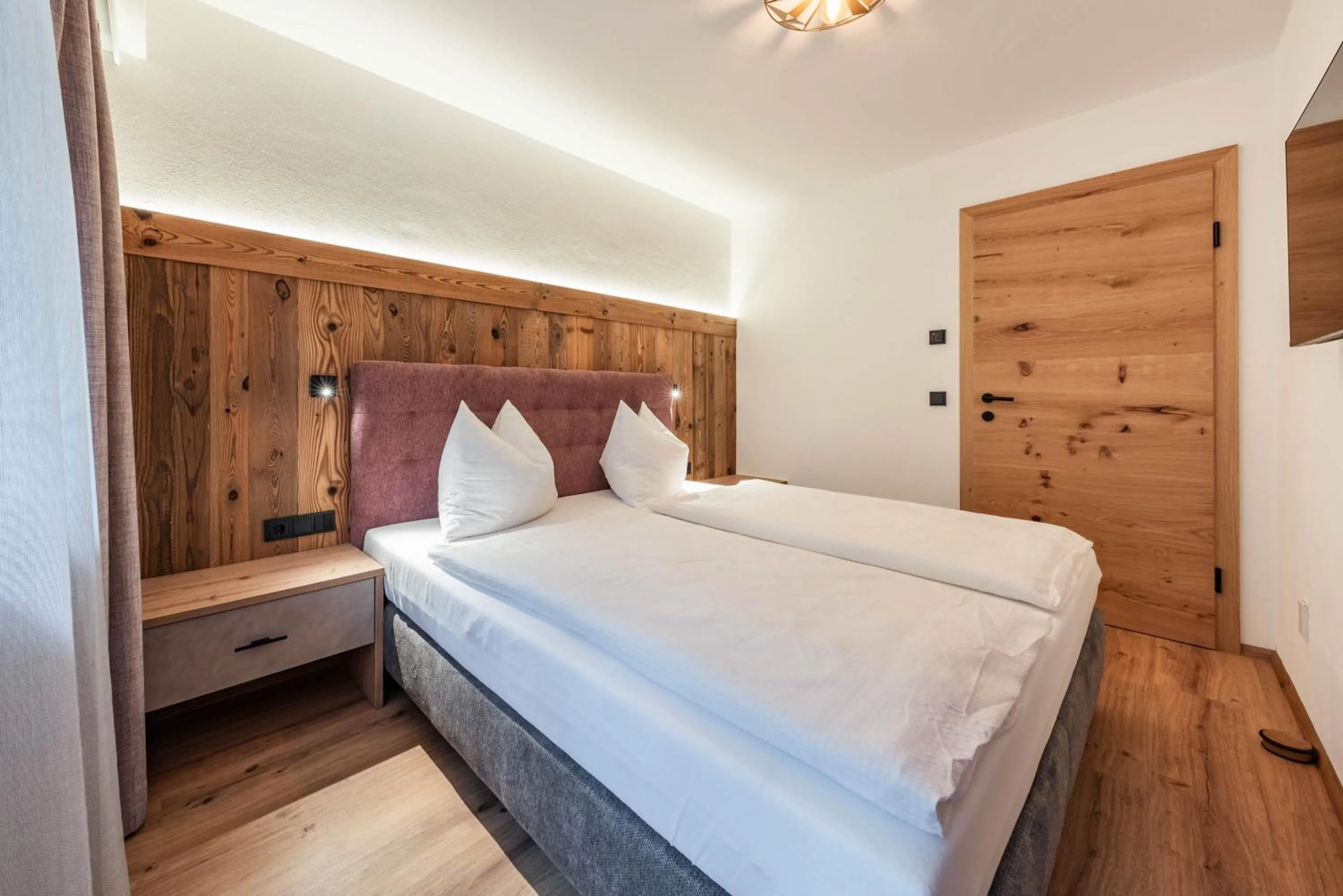 Bedroom, Bed in Montana Apartments