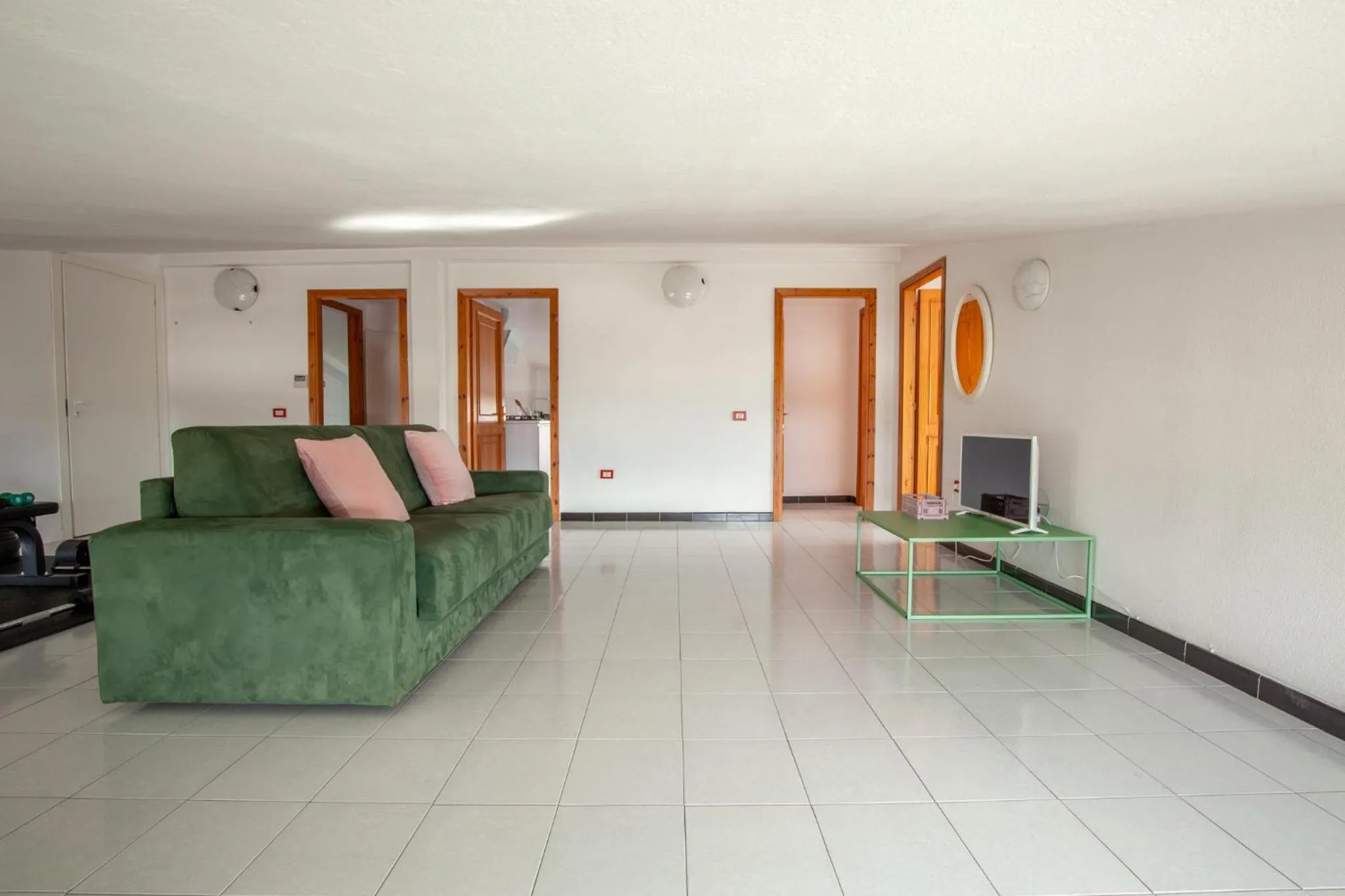 Communal lounge/ TV room in Spacebility Airport - self check-in