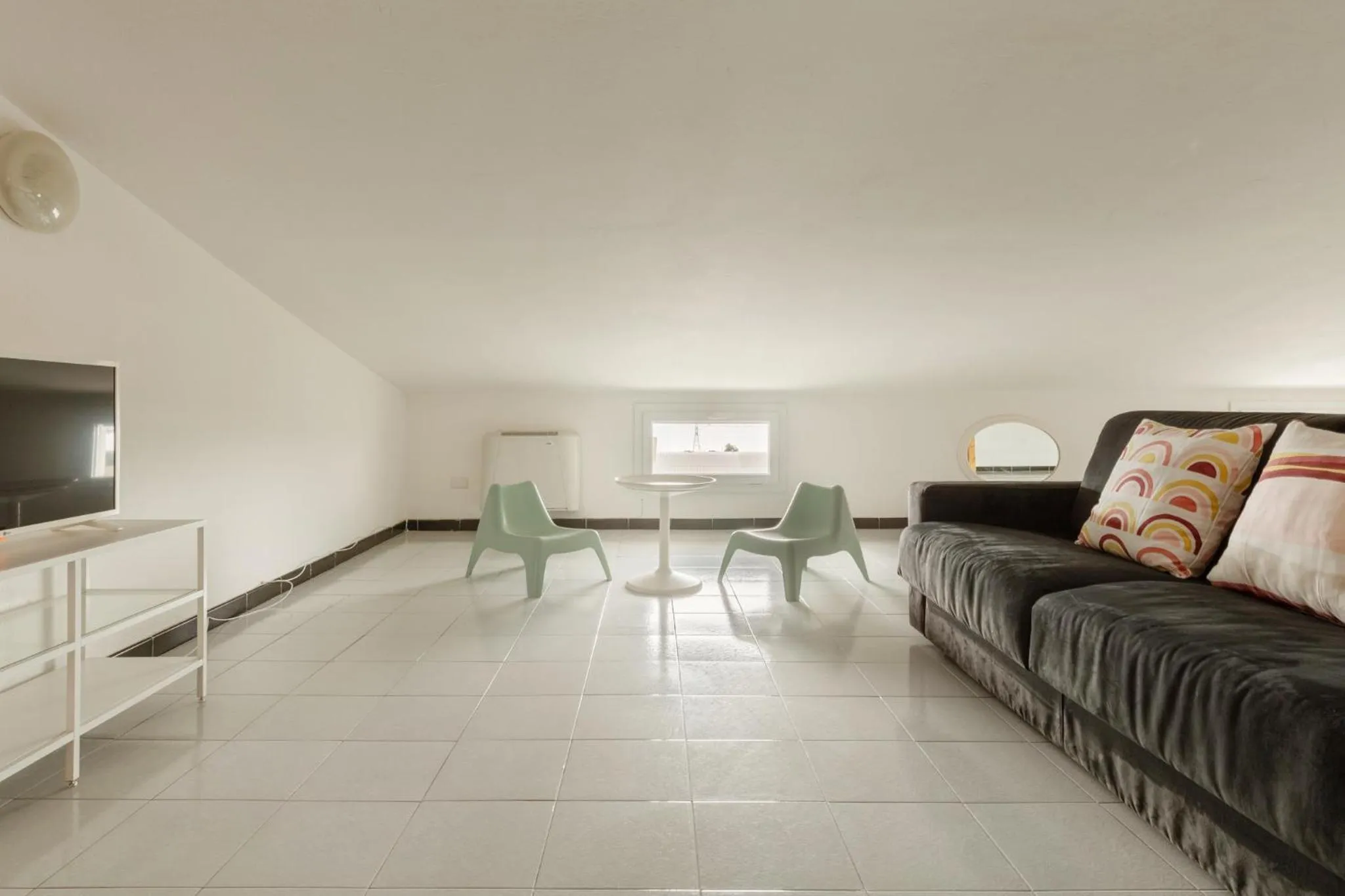 Communal lounge/ TV room in Spacebility Airport - self check-in