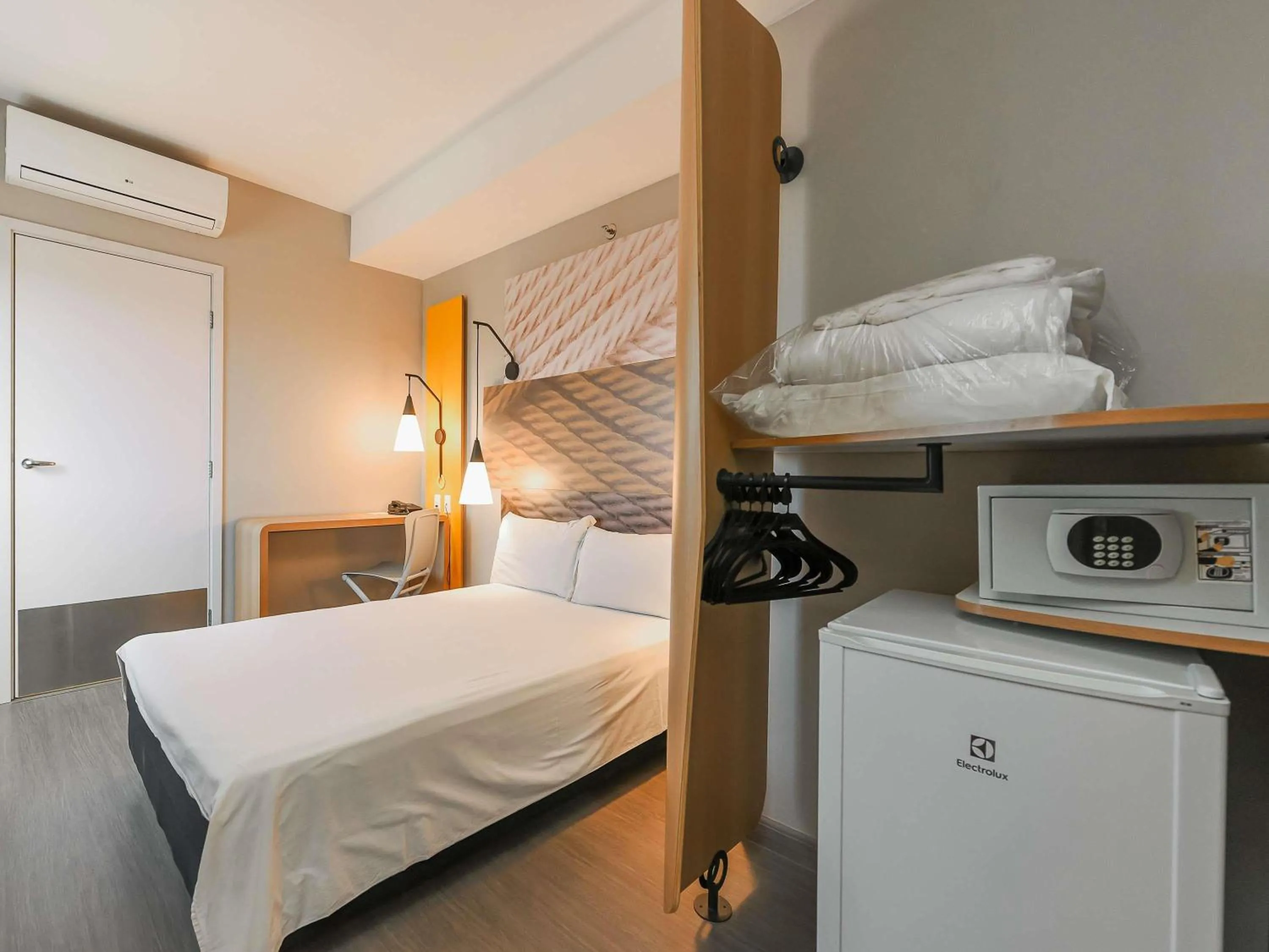 Bedroom, Bed in ibis Jacarei