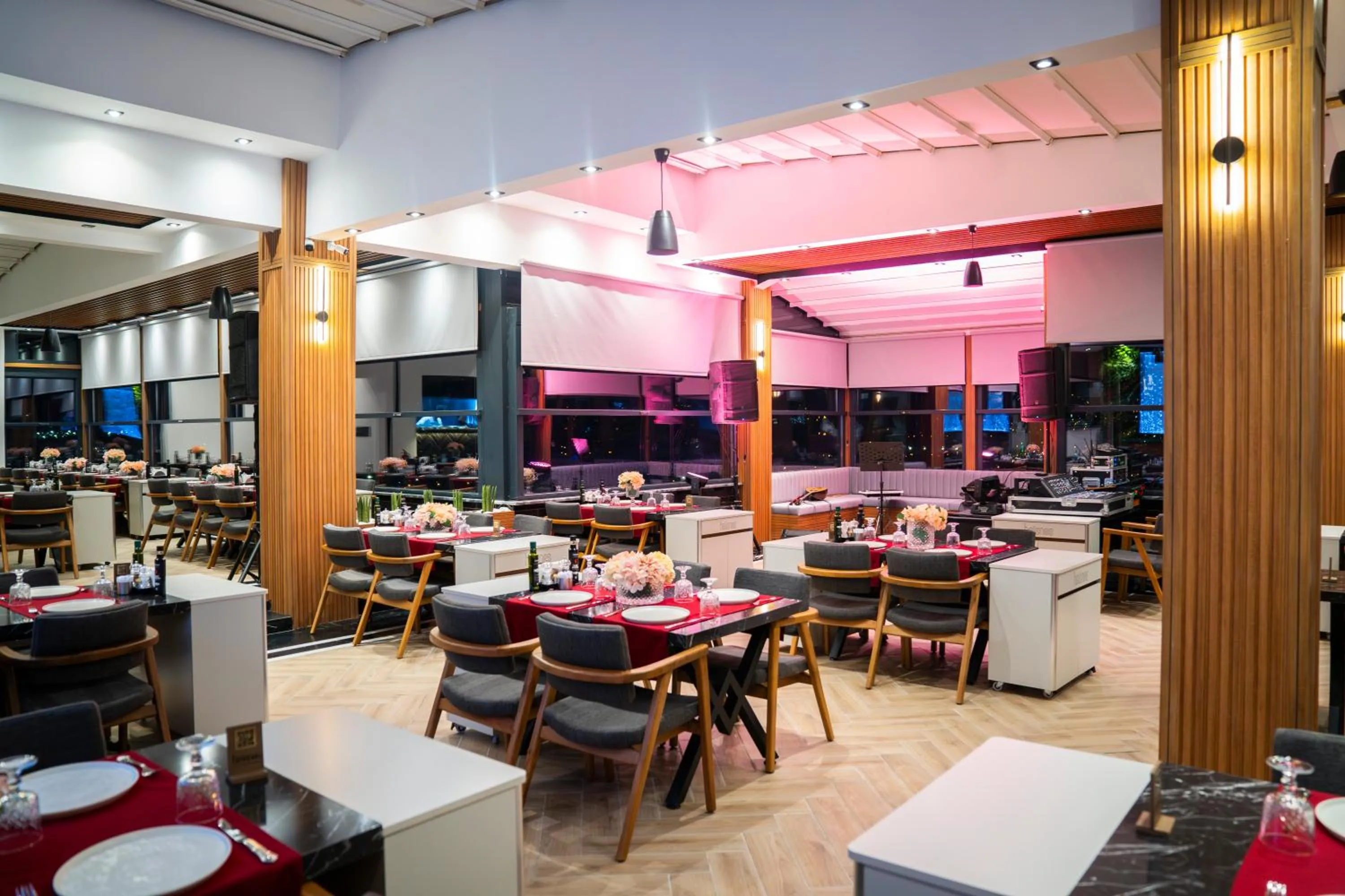 Restaurant/places to eat in Leman Otel