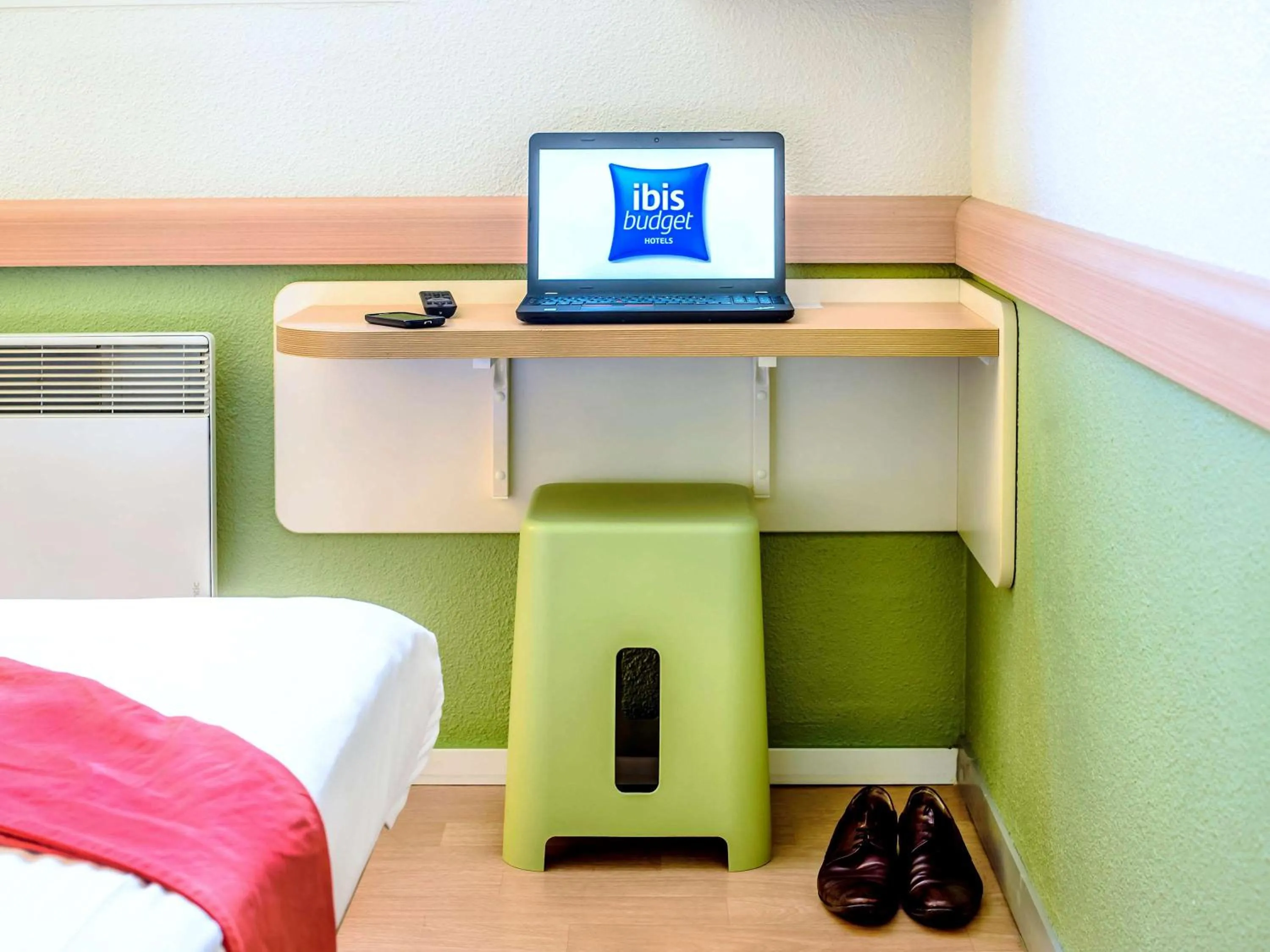 Photo of the whole room, Bed in ibis budget Valenciennes Petite-Forêt