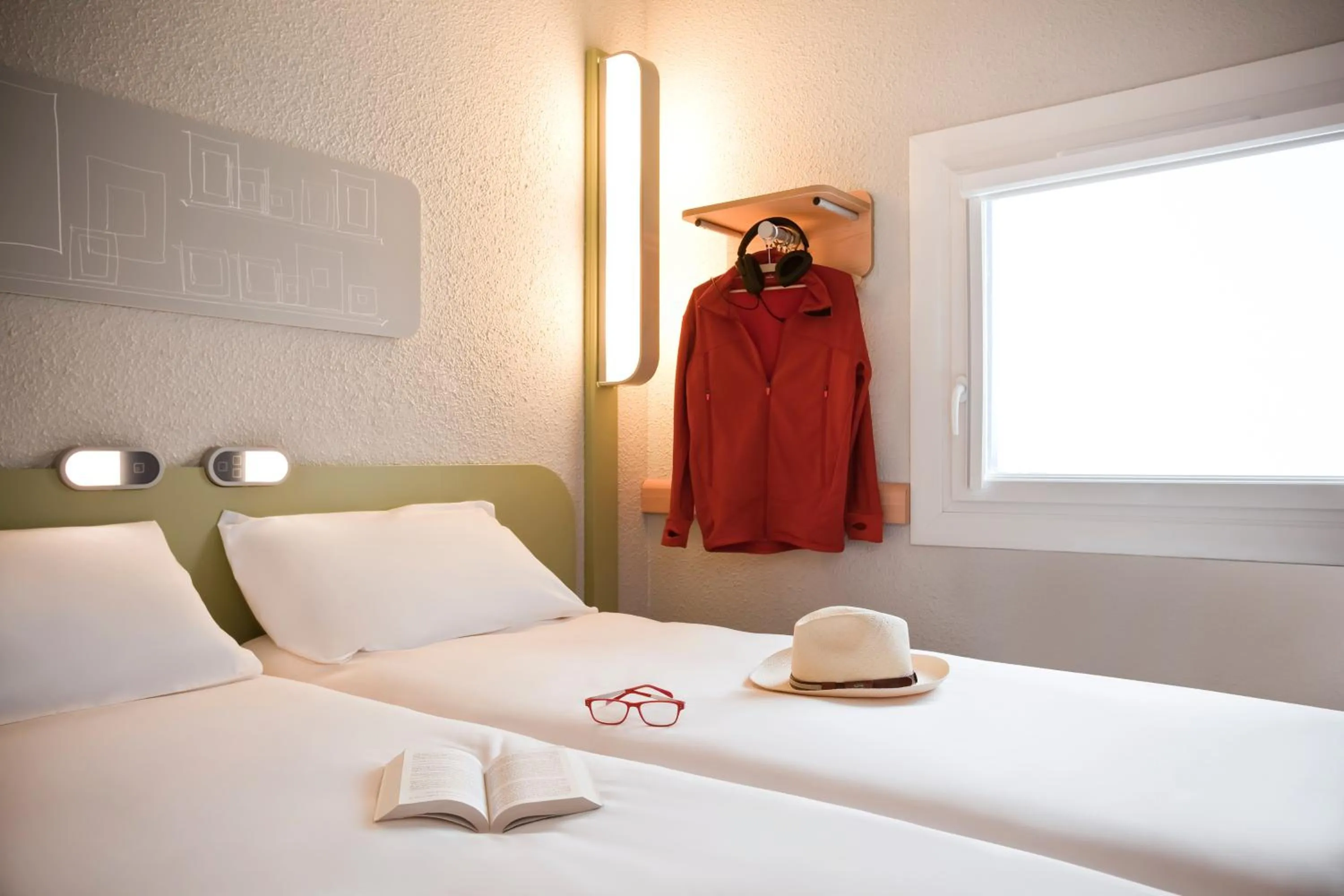 Photo of the whole room, Bed in ibis budget Valenciennes Petite-Forêt