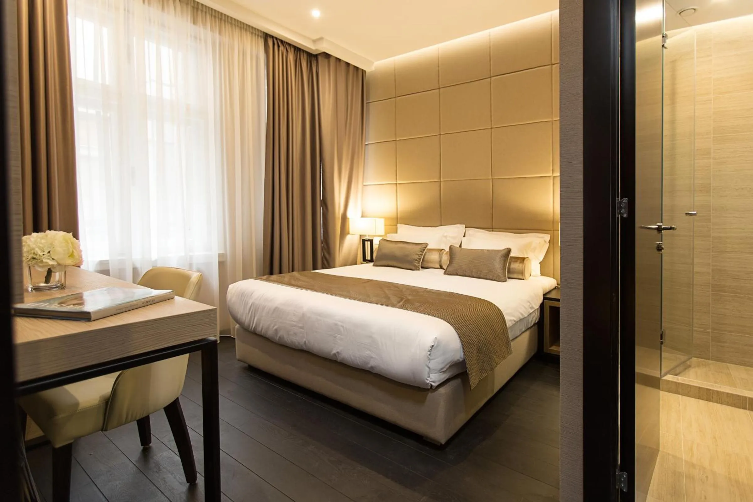 Bedroom, Bed in Dominic Smart & Luxury Suites - Republic Square