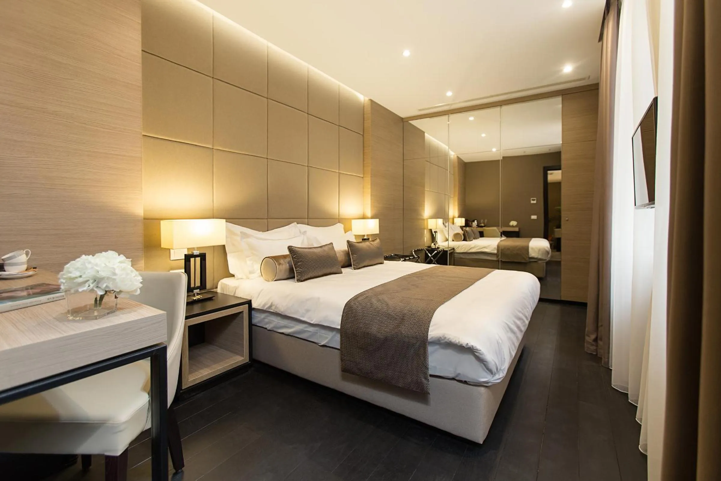Bedroom, Bed in Dominic Smart & Luxury Suites - Republic Square