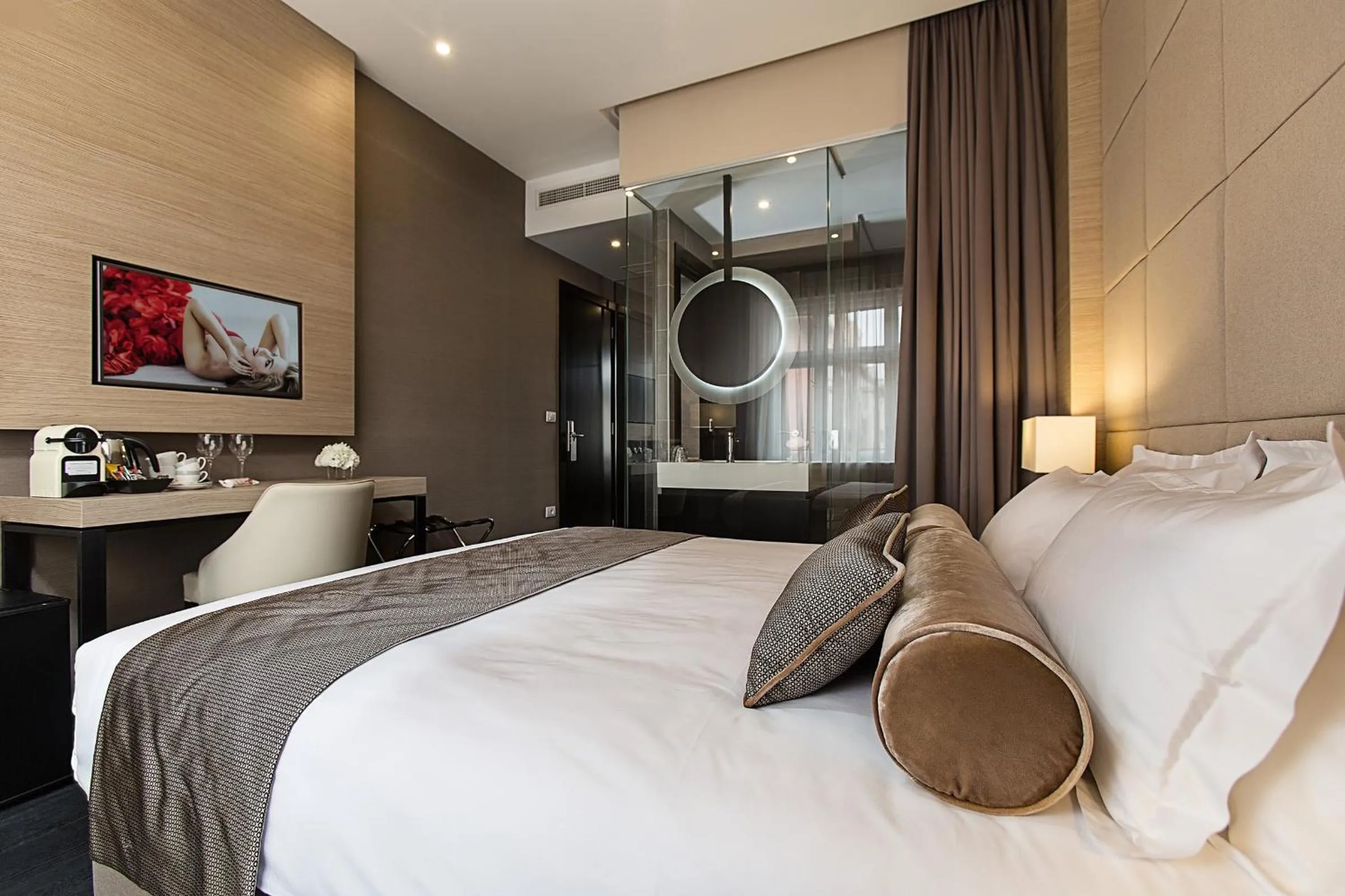 Bathroom, Bed in Dominic Smart & Luxury Suites - Republic Square