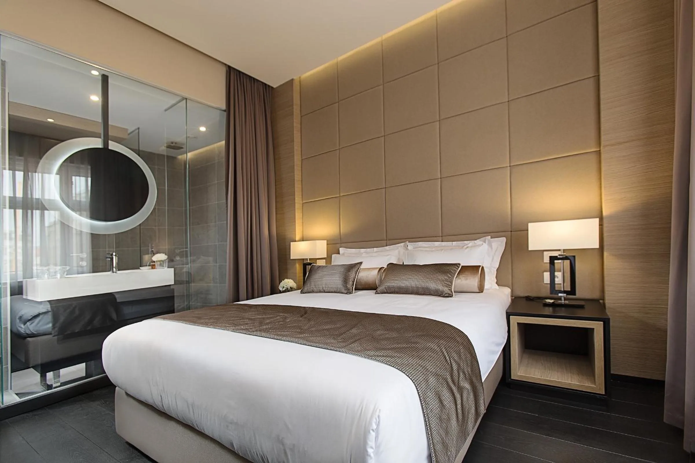 Bathroom, Bed in Dominic Smart & Luxury Suites - Republic Square