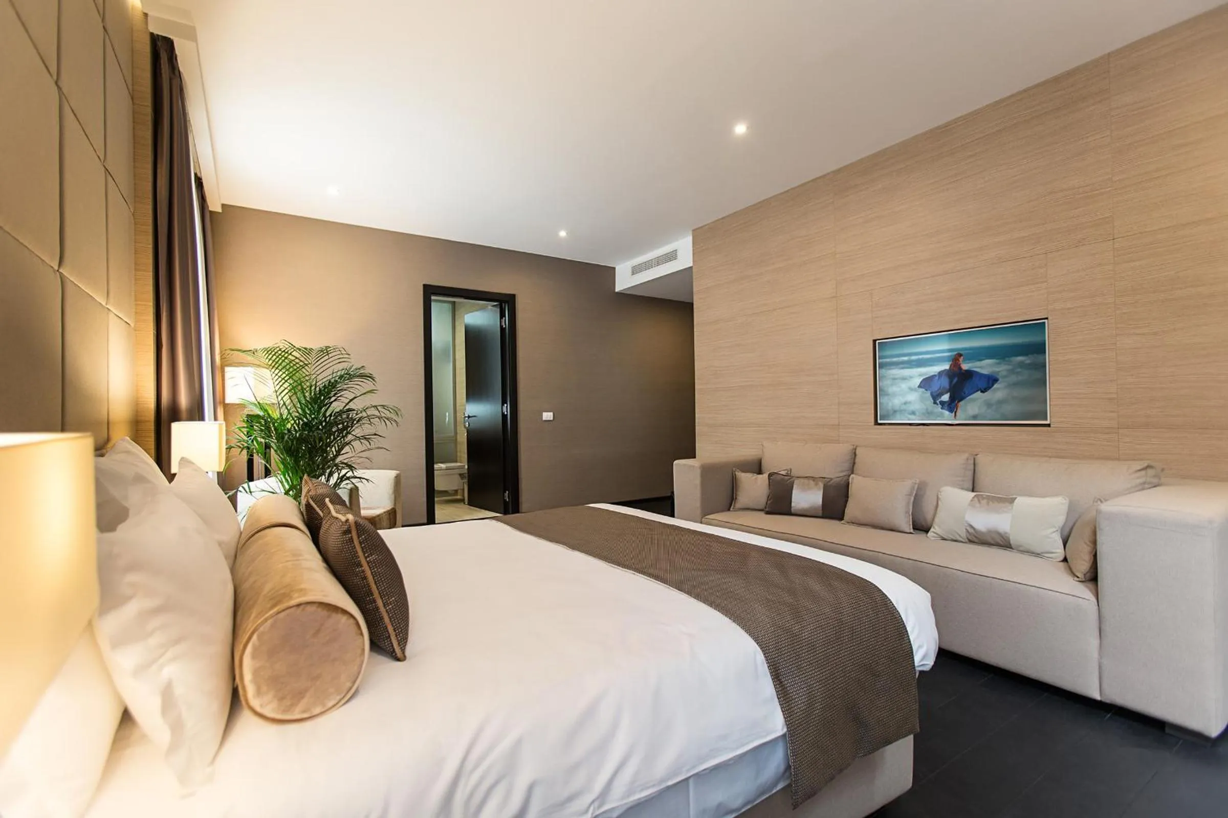 TV and multimedia, Bed in Dominic Smart & Luxury Suites - Republic Square