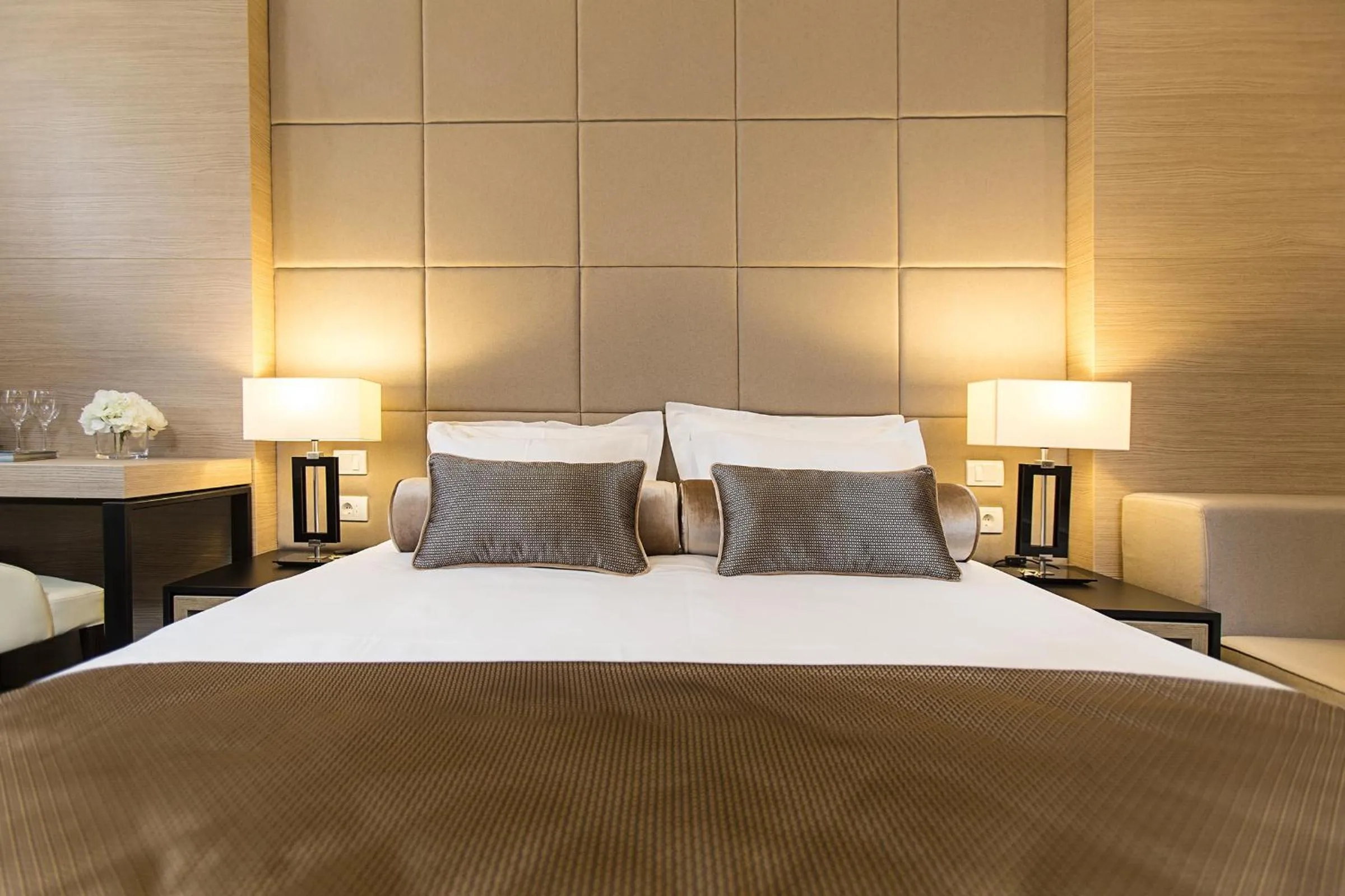 Bedroom, Bed in Dominic Smart & Luxury Suites - Republic Square