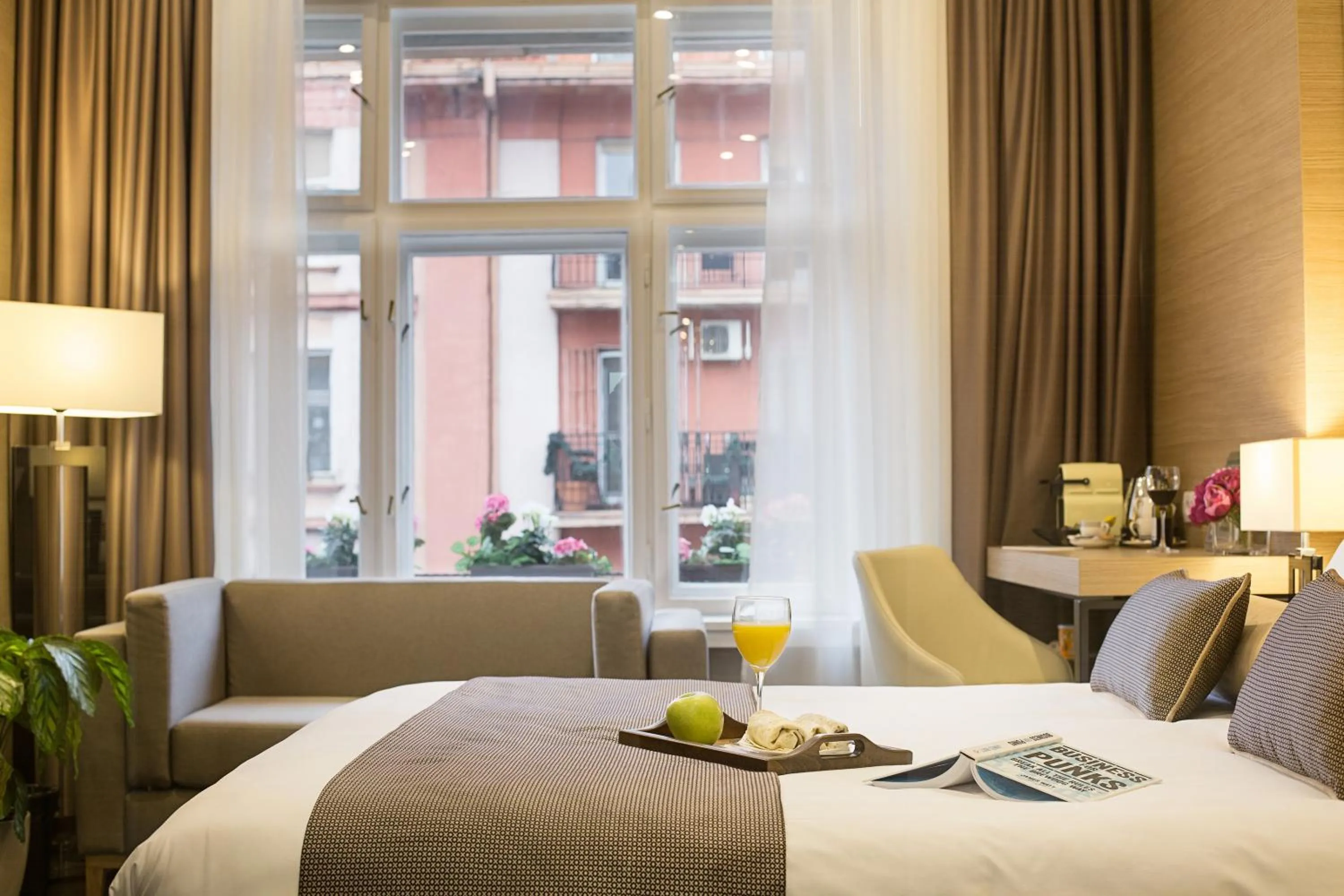 Food and drinks, Bed in Dominic Smart & Luxury Suites - Republic Square