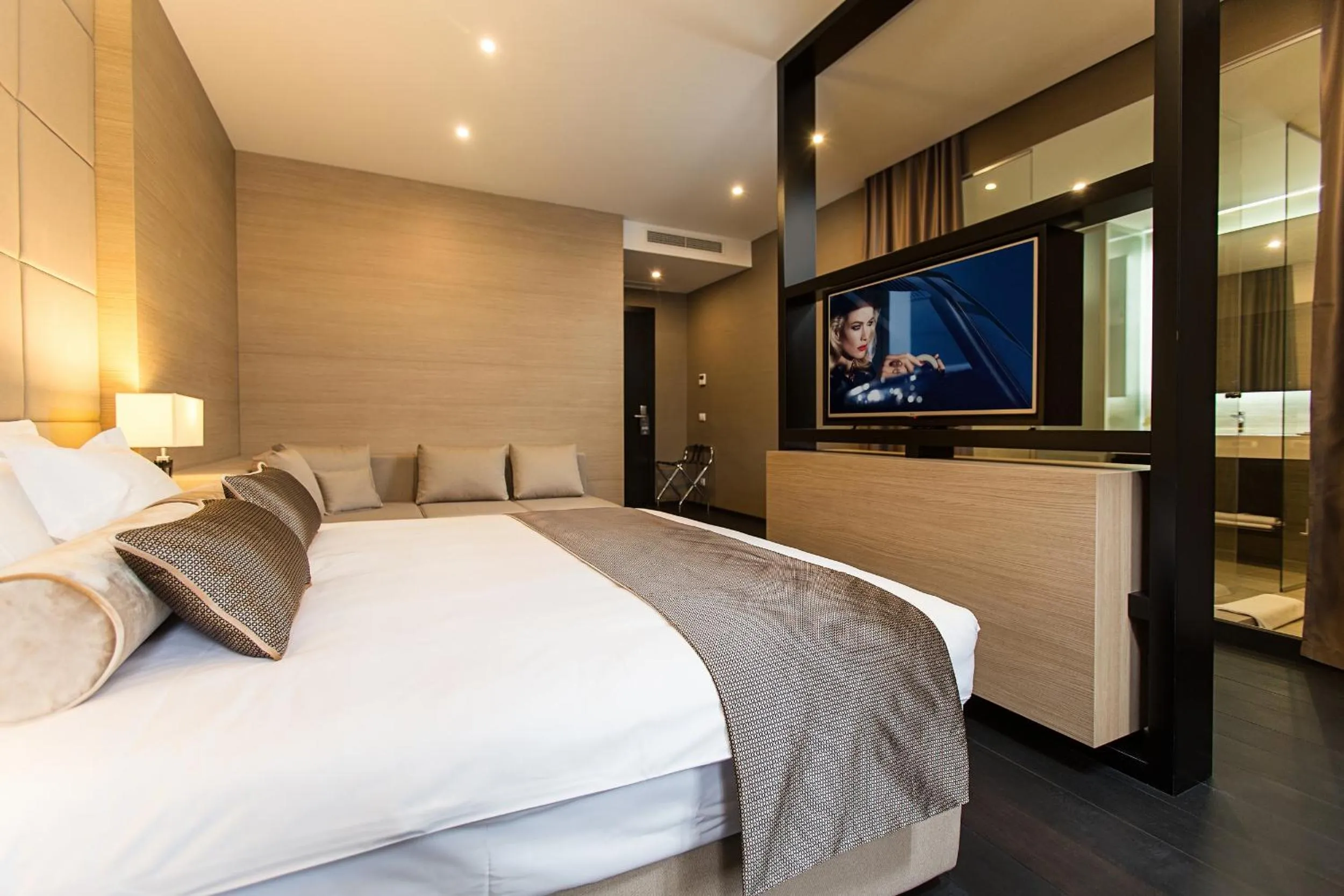 TV and multimedia, Bed in Dominic Smart & Luxury Suites - Republic Square