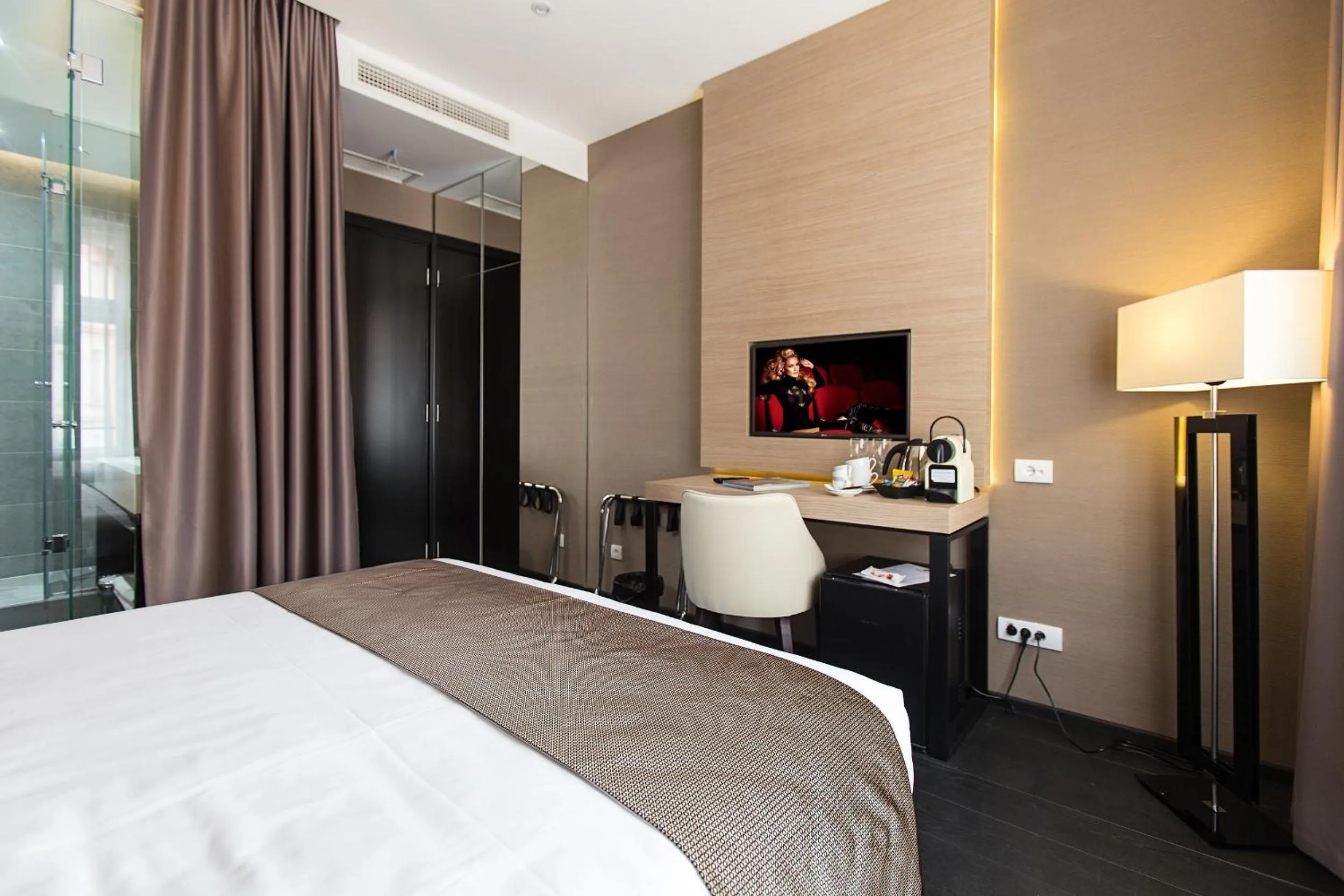TV and multimedia, Bed in Dominic Smart & Luxury Suites - Republic Square
