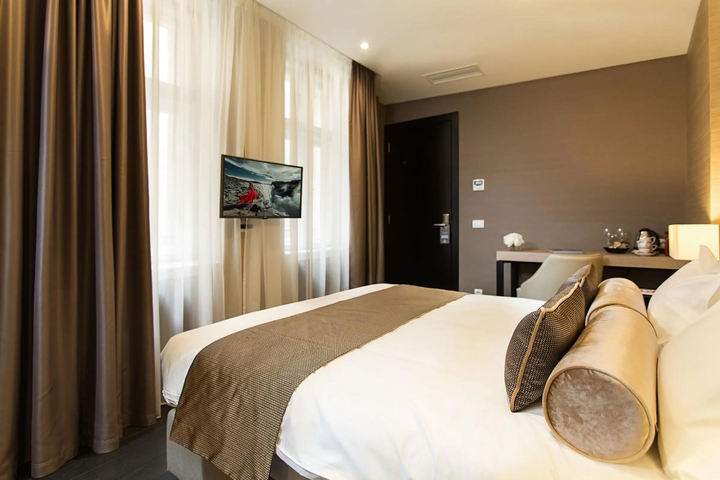TV and multimedia, Bed in Dominic Smart & Luxury Suites - Republic Square