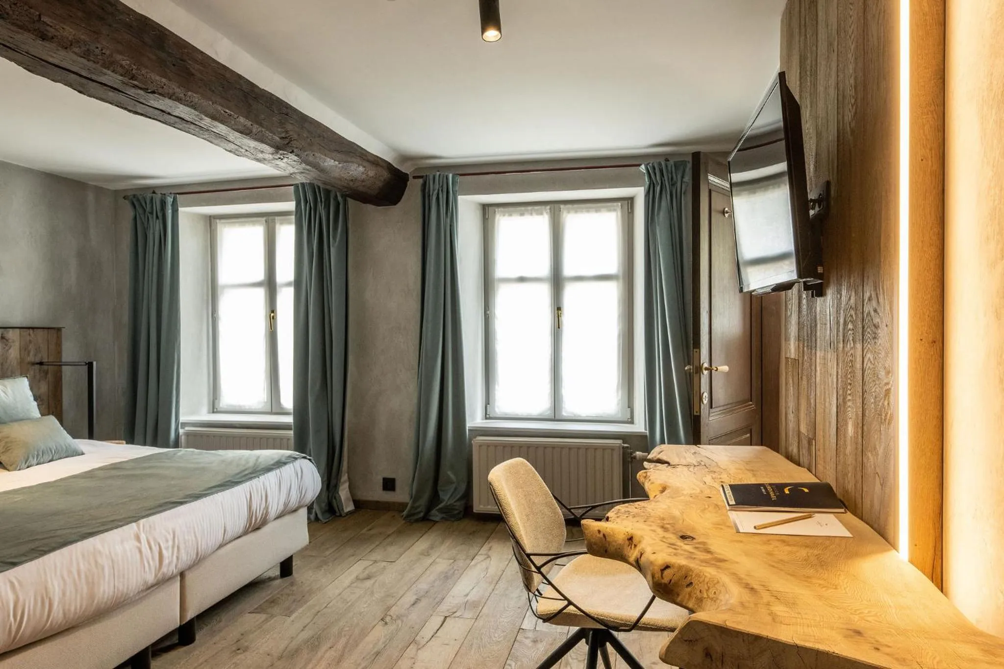 Communal lounge/ TV room, Bed in Hotel LEA - Maison Caerdinael