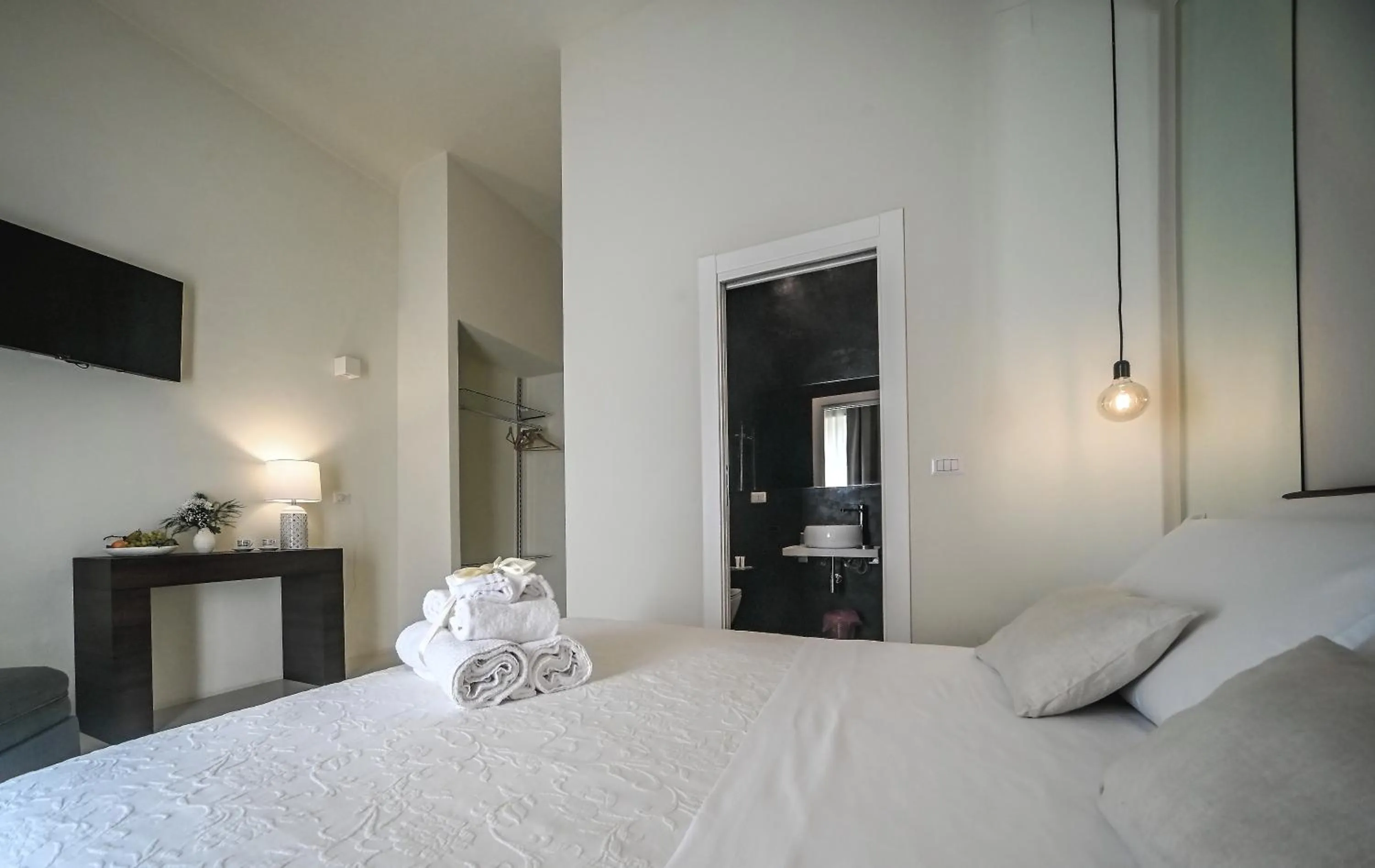 Bed in 42 Zanardelli B&B