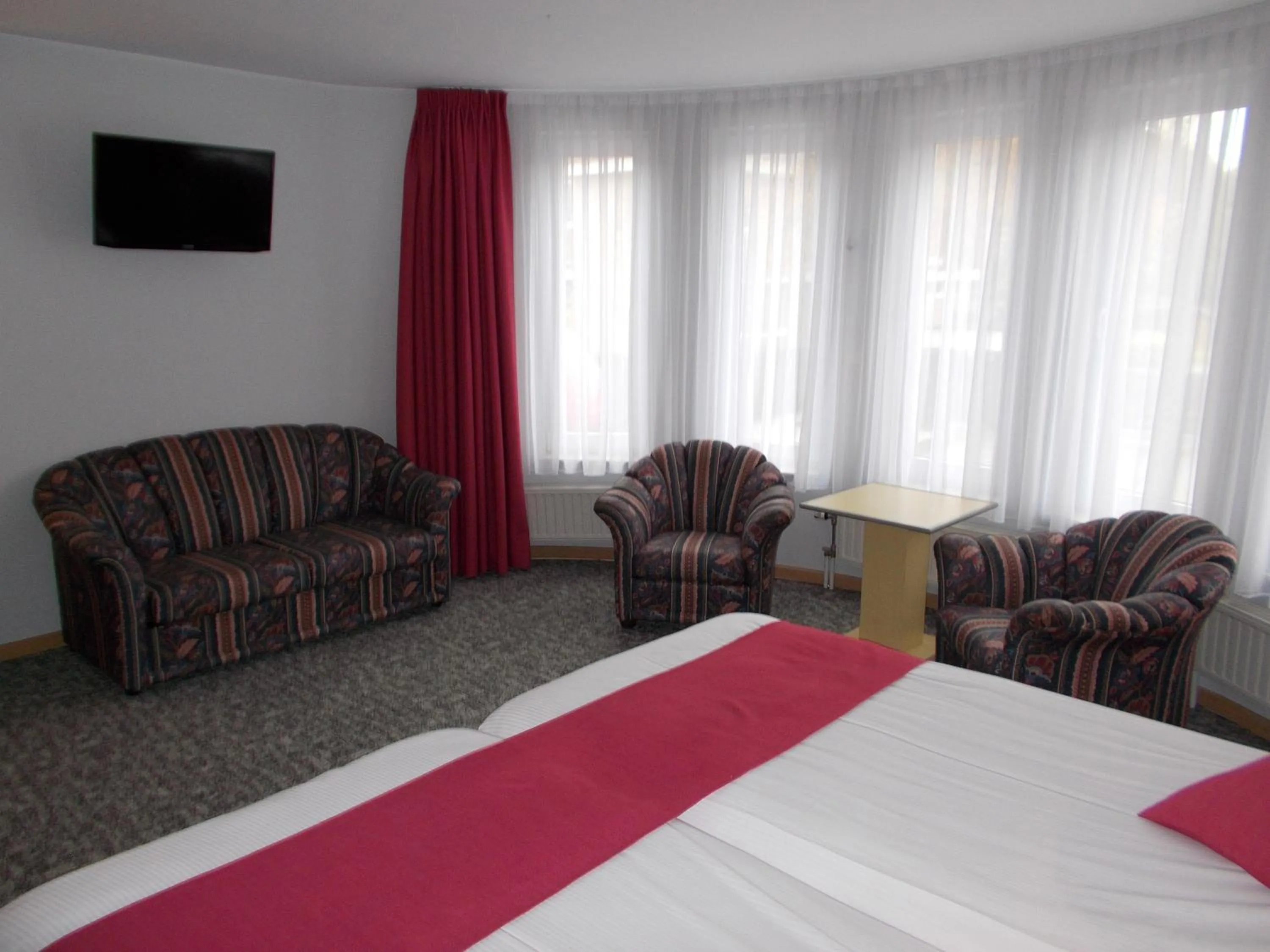 Seating area, Bed in Hotel Limburgia