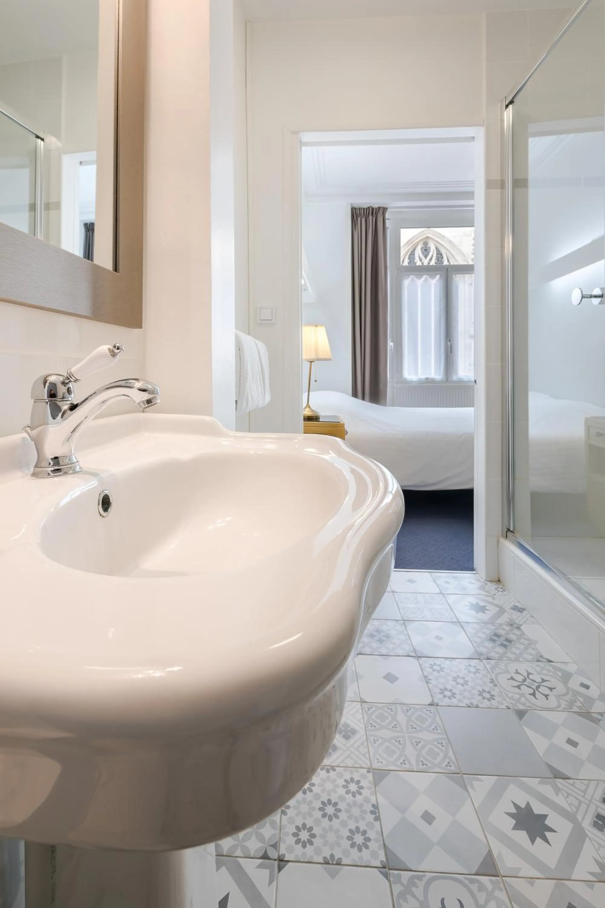 Shower, Bed in Hôtel Saint Maurice