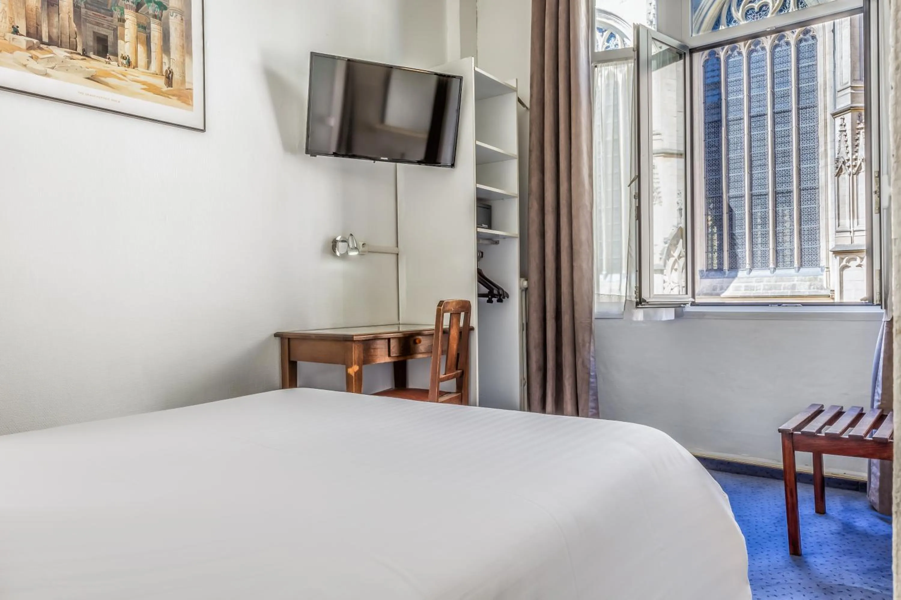 Bed in Hôtel Saint Maurice