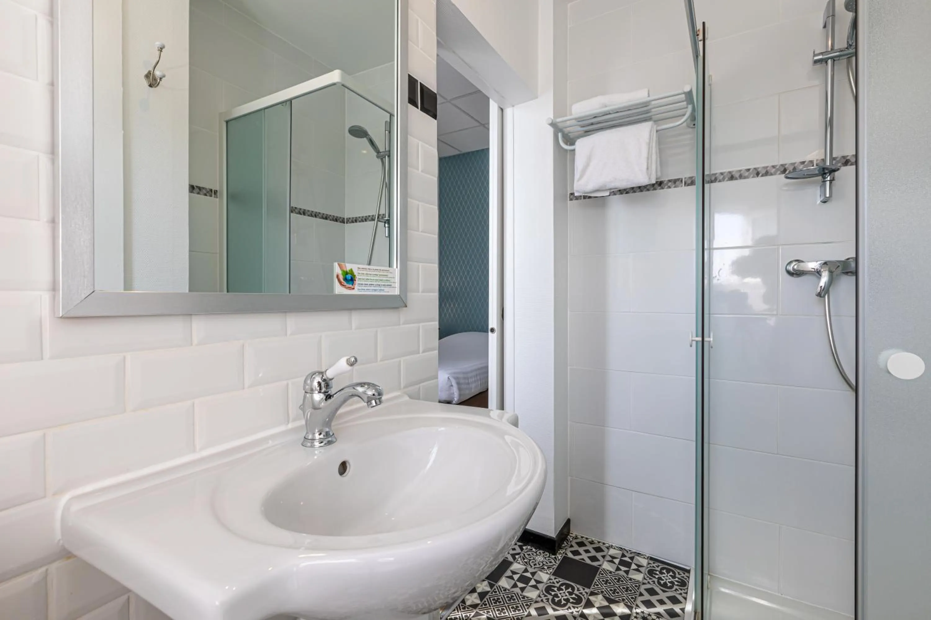 Shower in Hôtel Saint Maurice