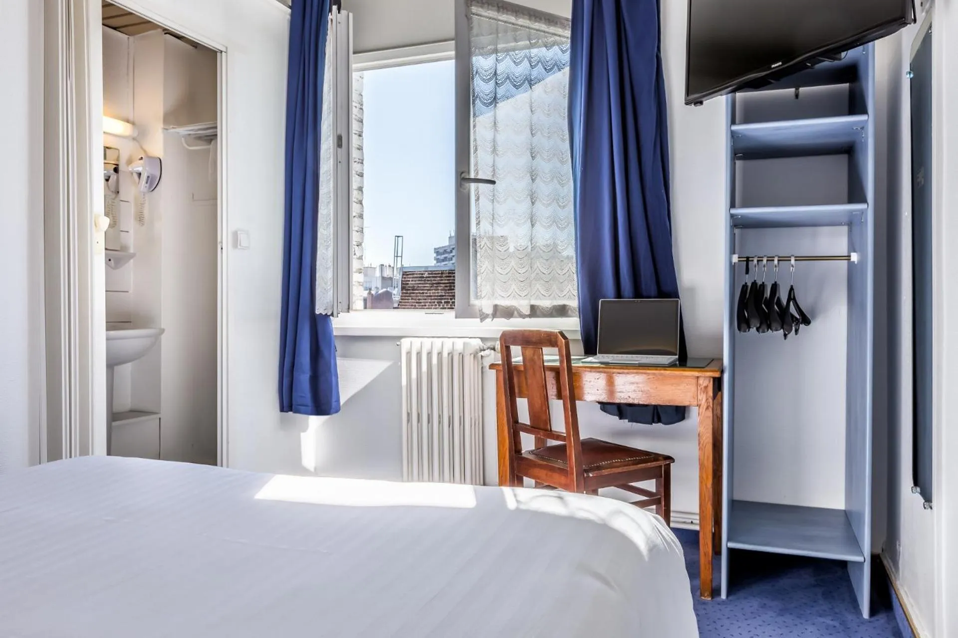 Bed in Hôtel Saint Maurice