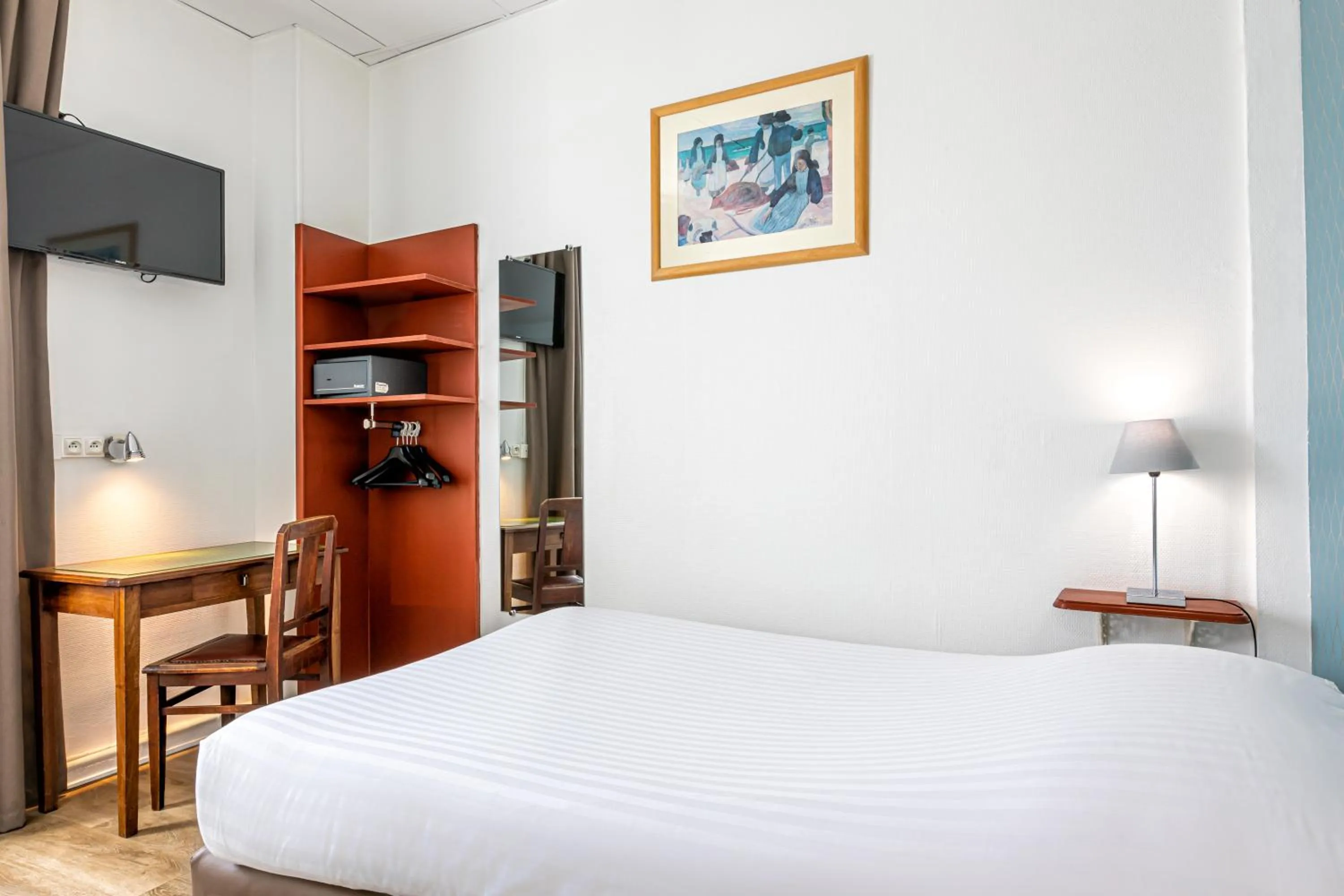 TV and multimedia, Bed in Hôtel Saint Maurice