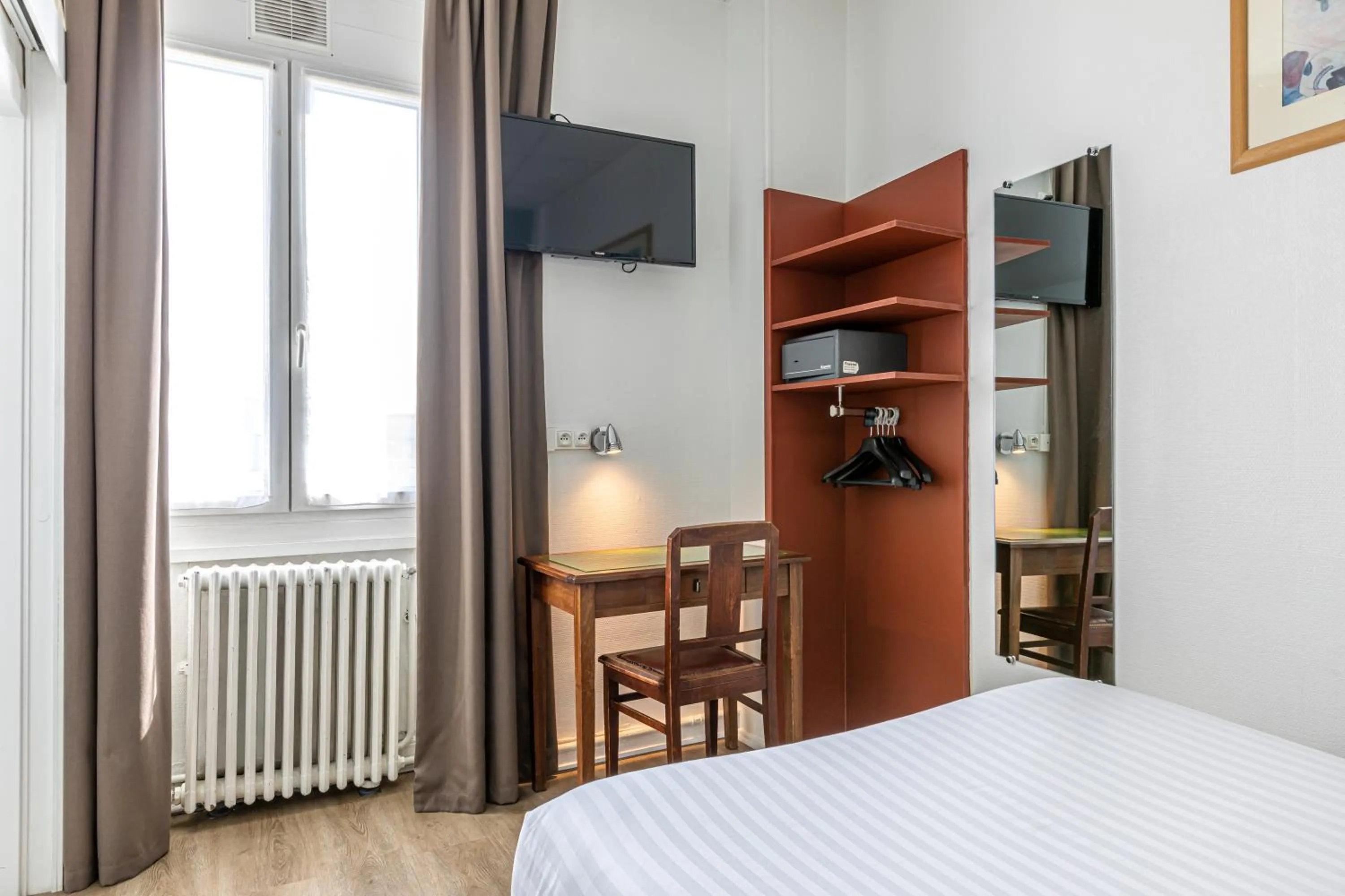 Bed in Hôtel Saint Maurice