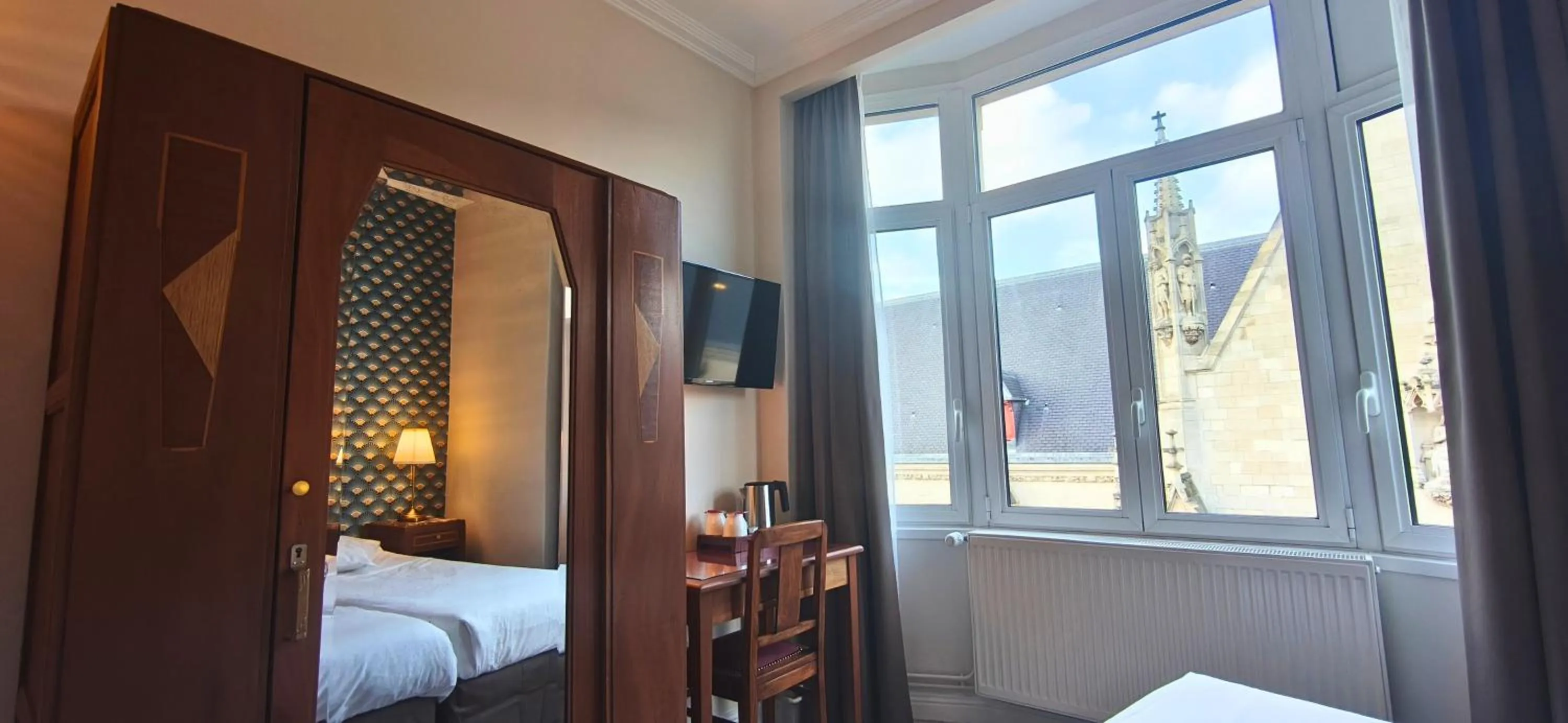 TV and multimedia, Bed in Hôtel Saint Maurice