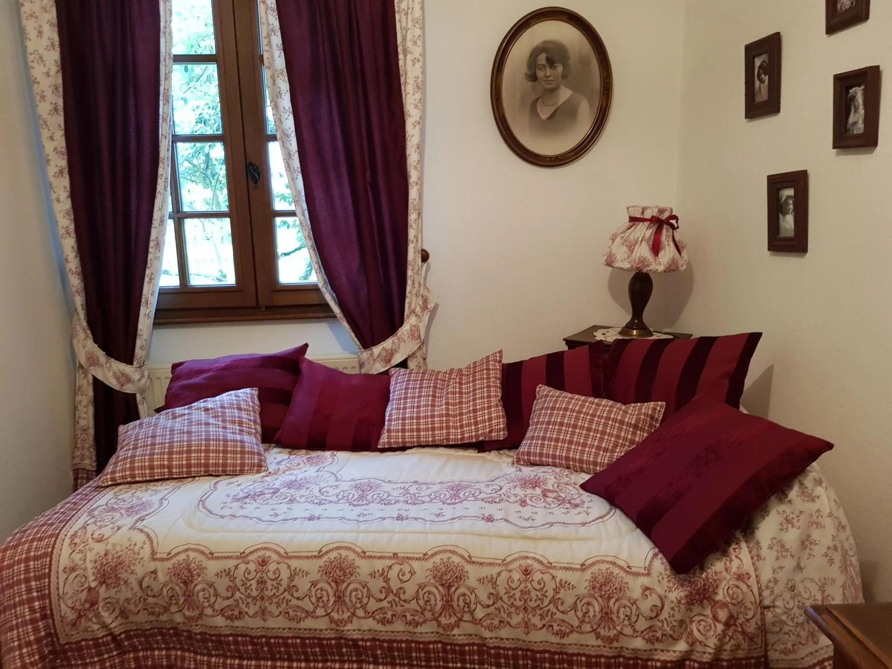 Communal lounge/ TV room, Bed in La Haie à Cerf