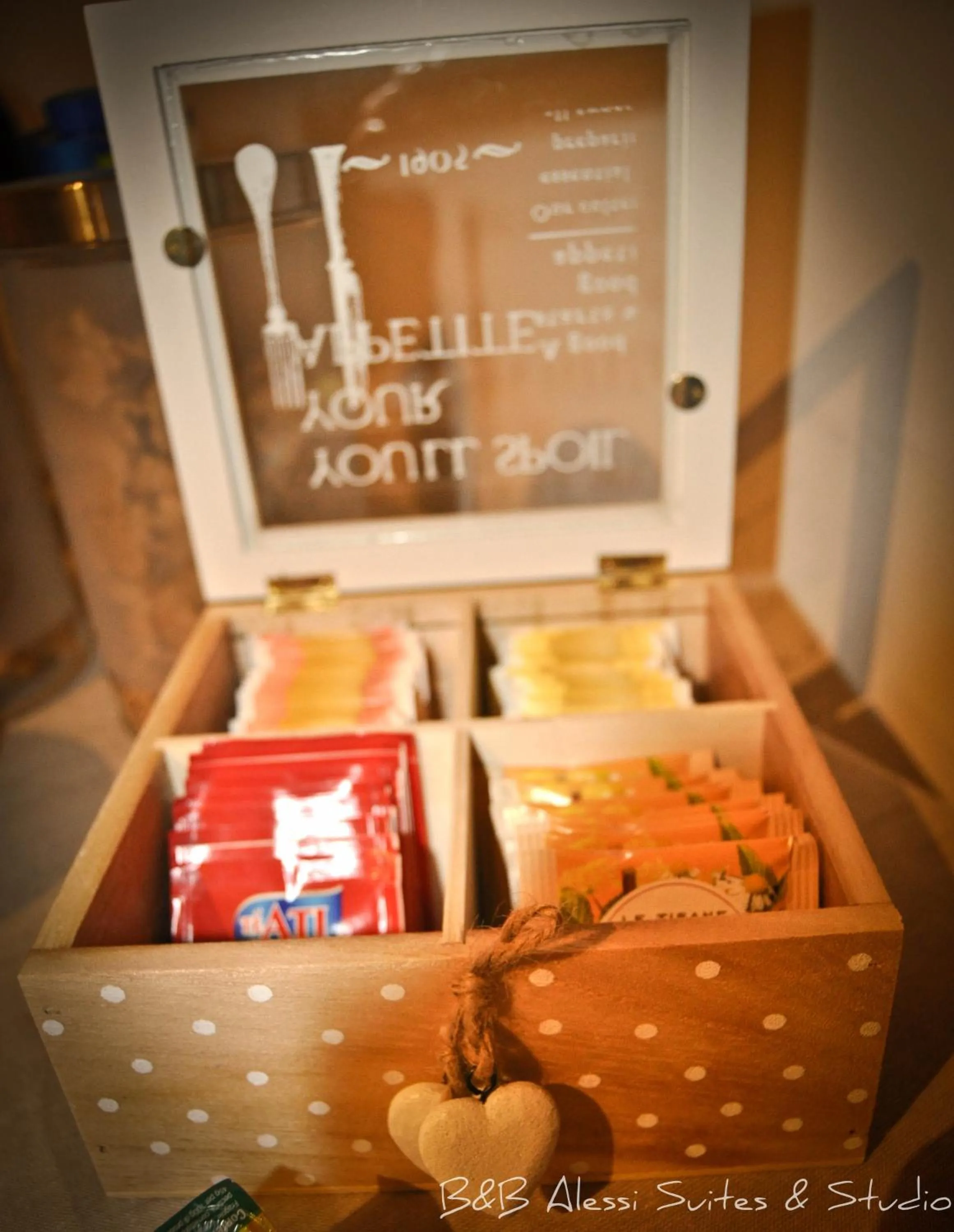 Food and drinks in Alessi Suites & Studio