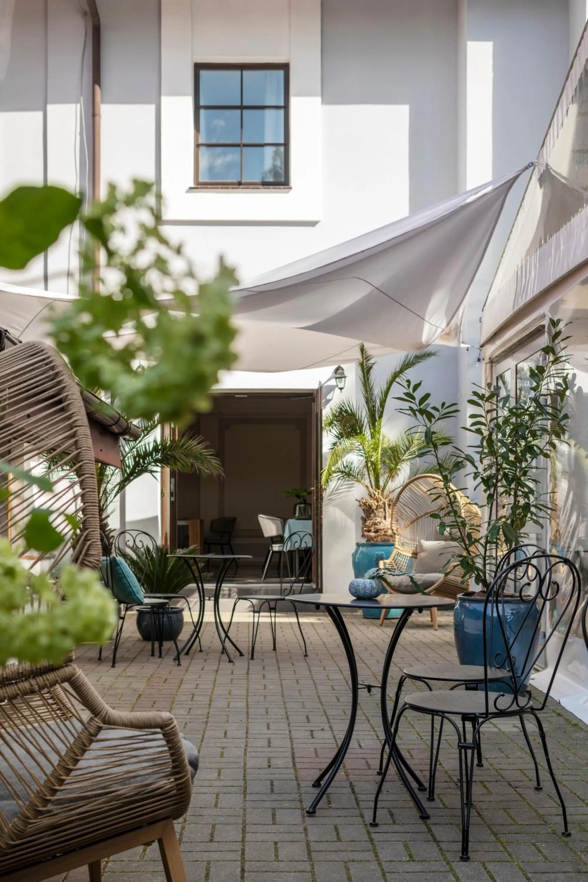 Patio in Rezydencja na Wzgórzu w zielonym sercu Łodzi przy Parku Krajobrazowym Ruda Wiilowa