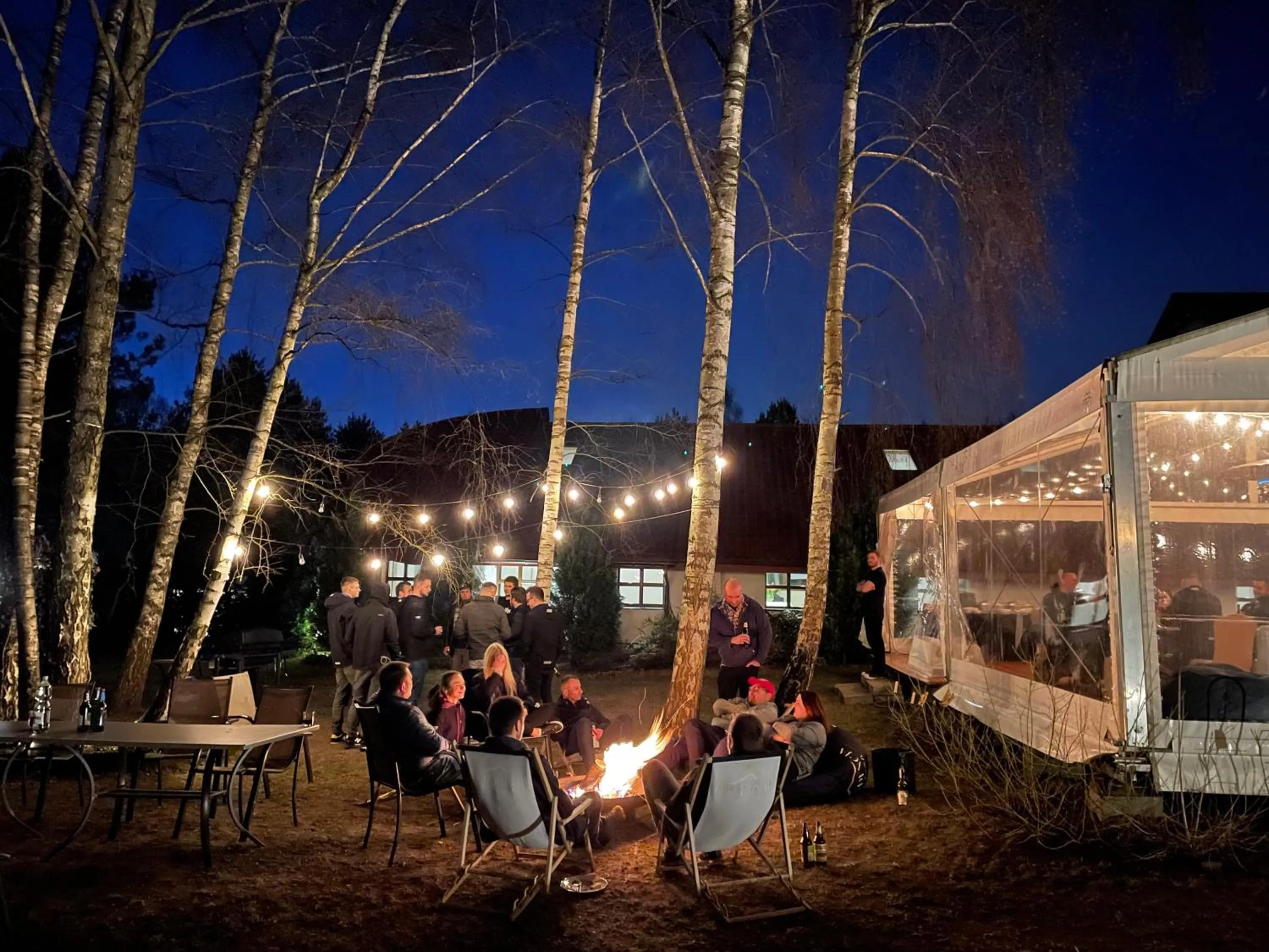 Night in Rezydencja na Wzgórzu w zielonym sercu Łodzi przy Parku Krajobrazowym Ruda Wiilowa