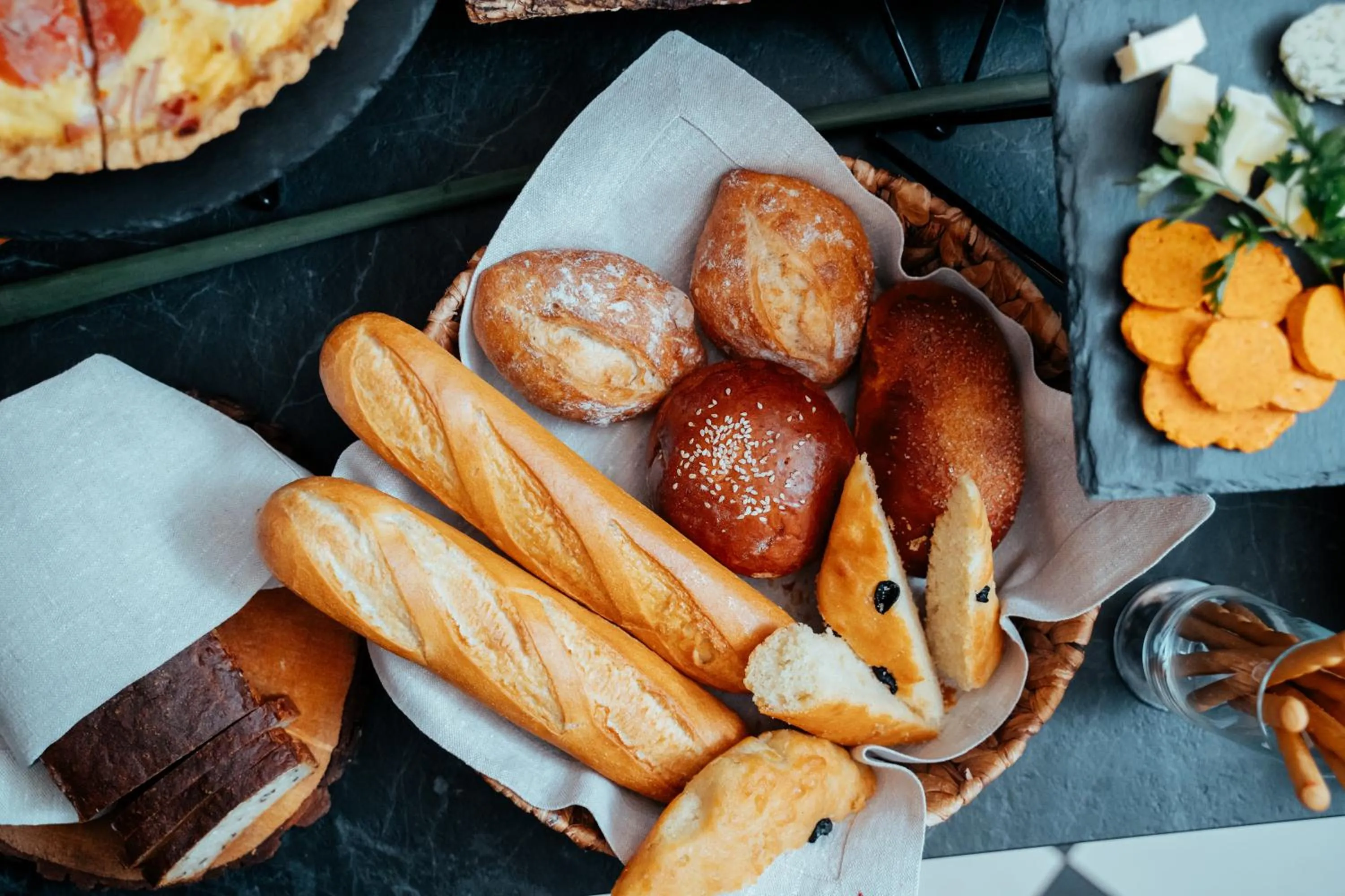 Buffet breakfast in Rezydencja na Wzgórzu w zielonym sercu Łodzi przy Parku Krajobrazowym Ruda Wiilowa